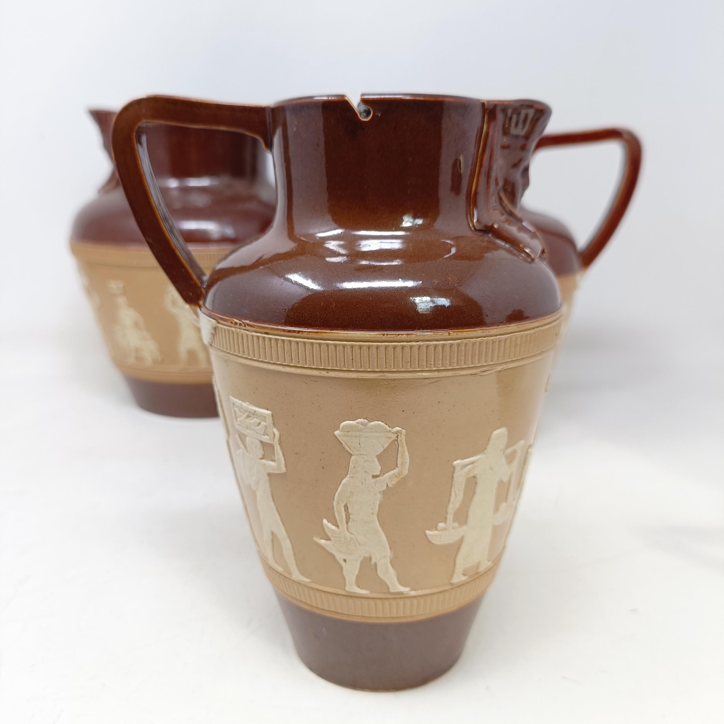 A graduated set of Doulton Lambeth jugs, 20 cm, 18 cm and 14 cm, and another similar, 18 cm (4) - Bild 8 aus 25