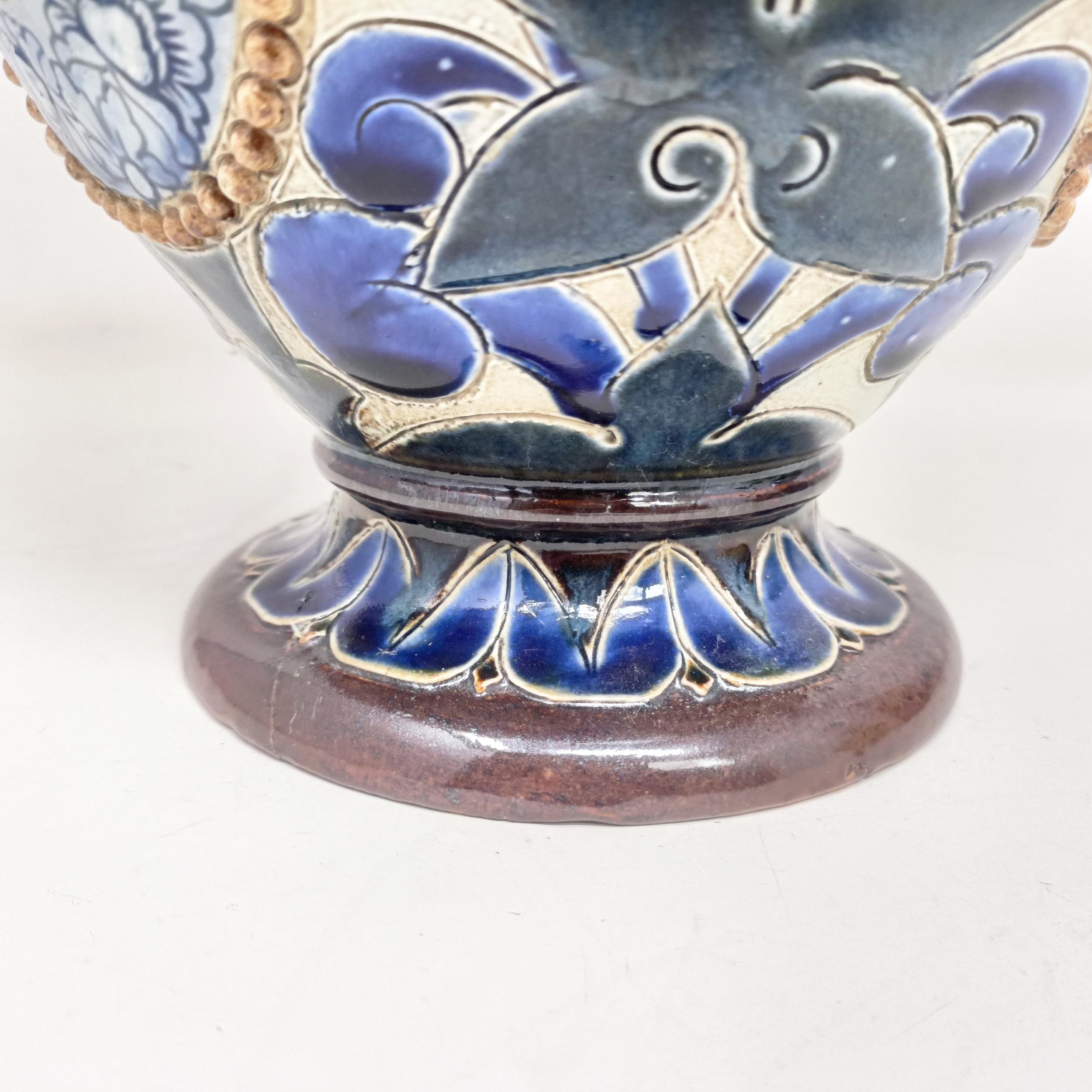 A Doulton Lambeth vase, by Elsa Simmance, decorated flowers, 37 cm high Base is cracked and glued - Bild 6 aus 8