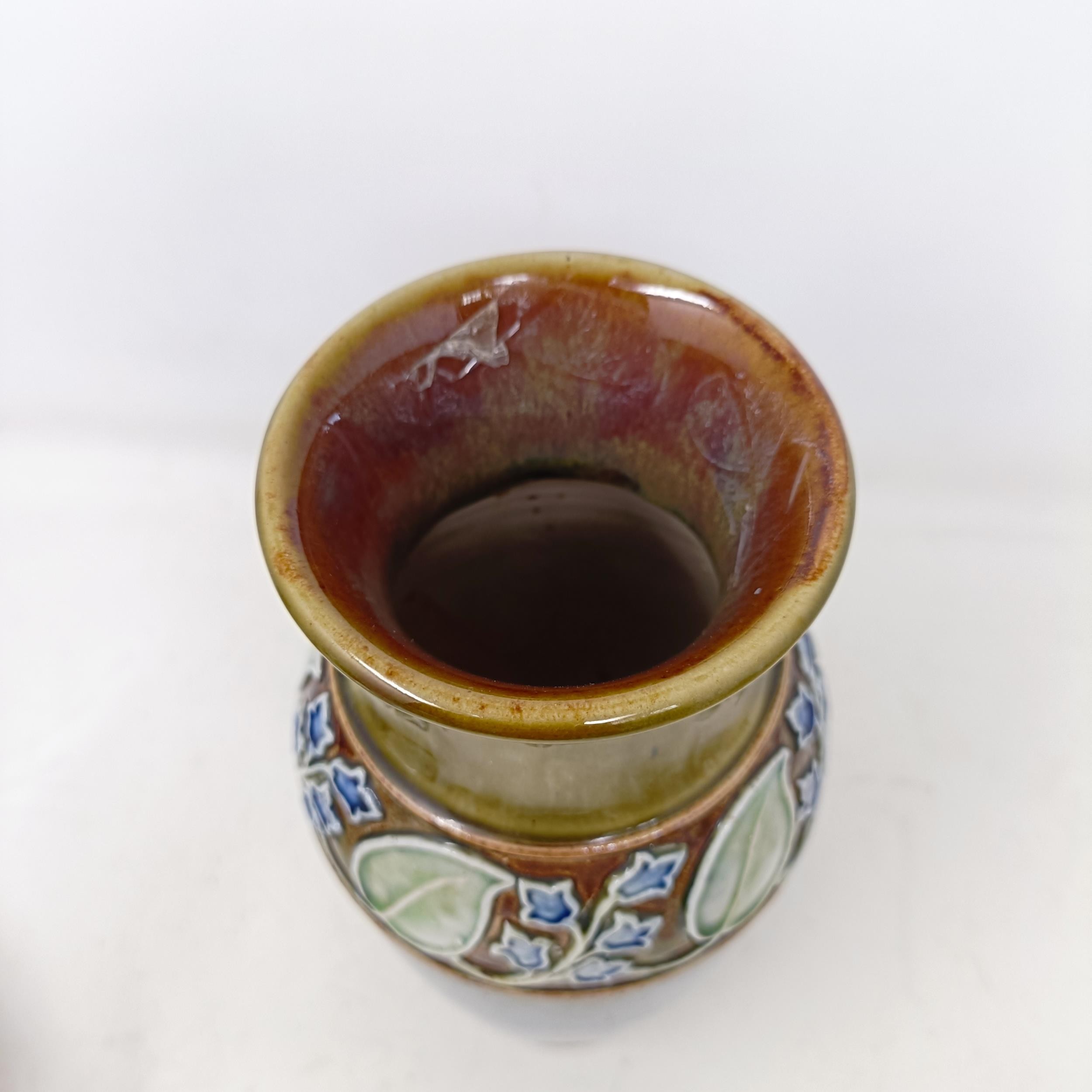 A Royal Doulton Flambé vase, 17 cm high, a Doulton Burslem teapot, two Doulton vases and two jugs ( - Bild 32 aus 33