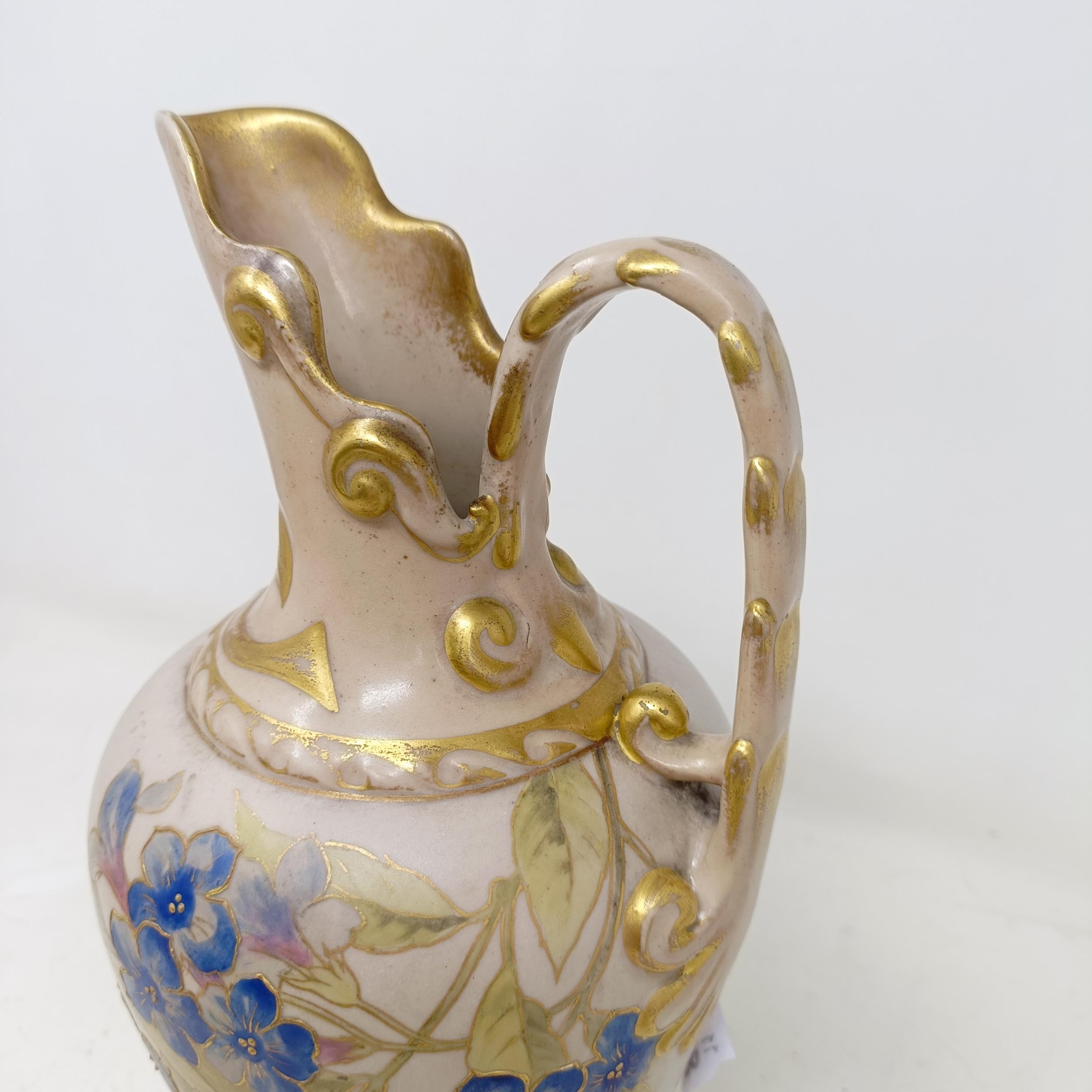 A Doulton Lambeth jug by Frank A Butler, decorated flowers, highlighted in gilt, 26 cm high good - Bild 2 aus 8