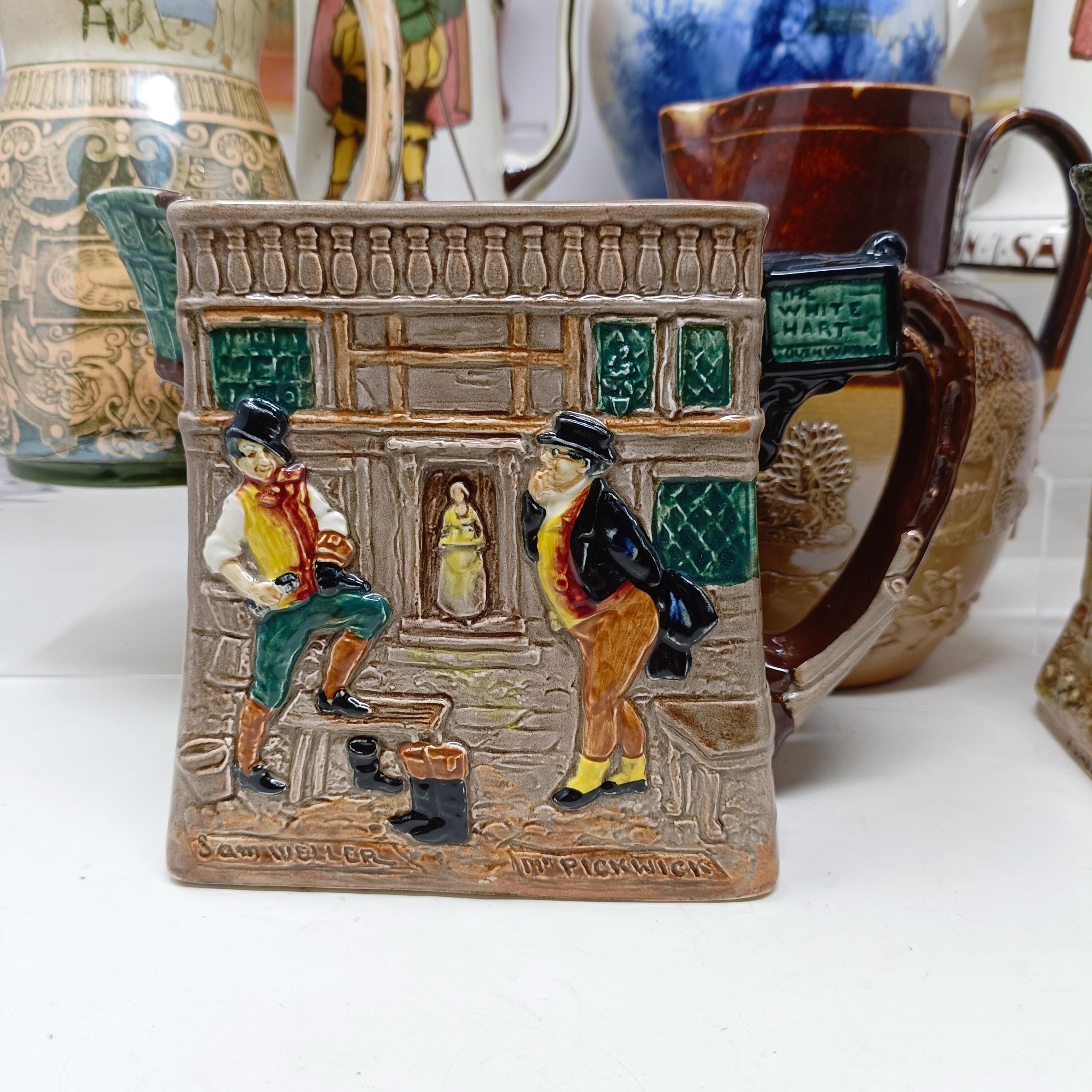 A Royal Doulton jug, decorated figure, 21 cm high, a Royal Doulton jug, Oliver Twist D5617, and - Bild 2 aus 45
