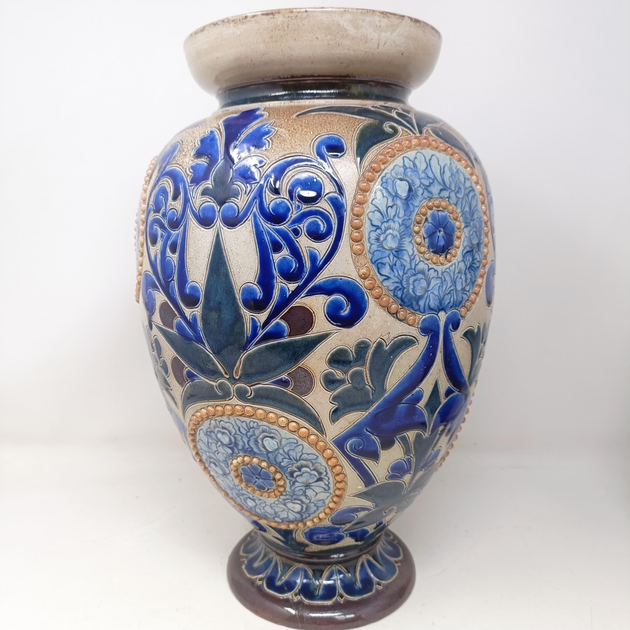 A Doulton Lambeth vase, by Elsa Simmance, decorated flowers, 37 cm high Base is cracked and glued - Bild 2 aus 8