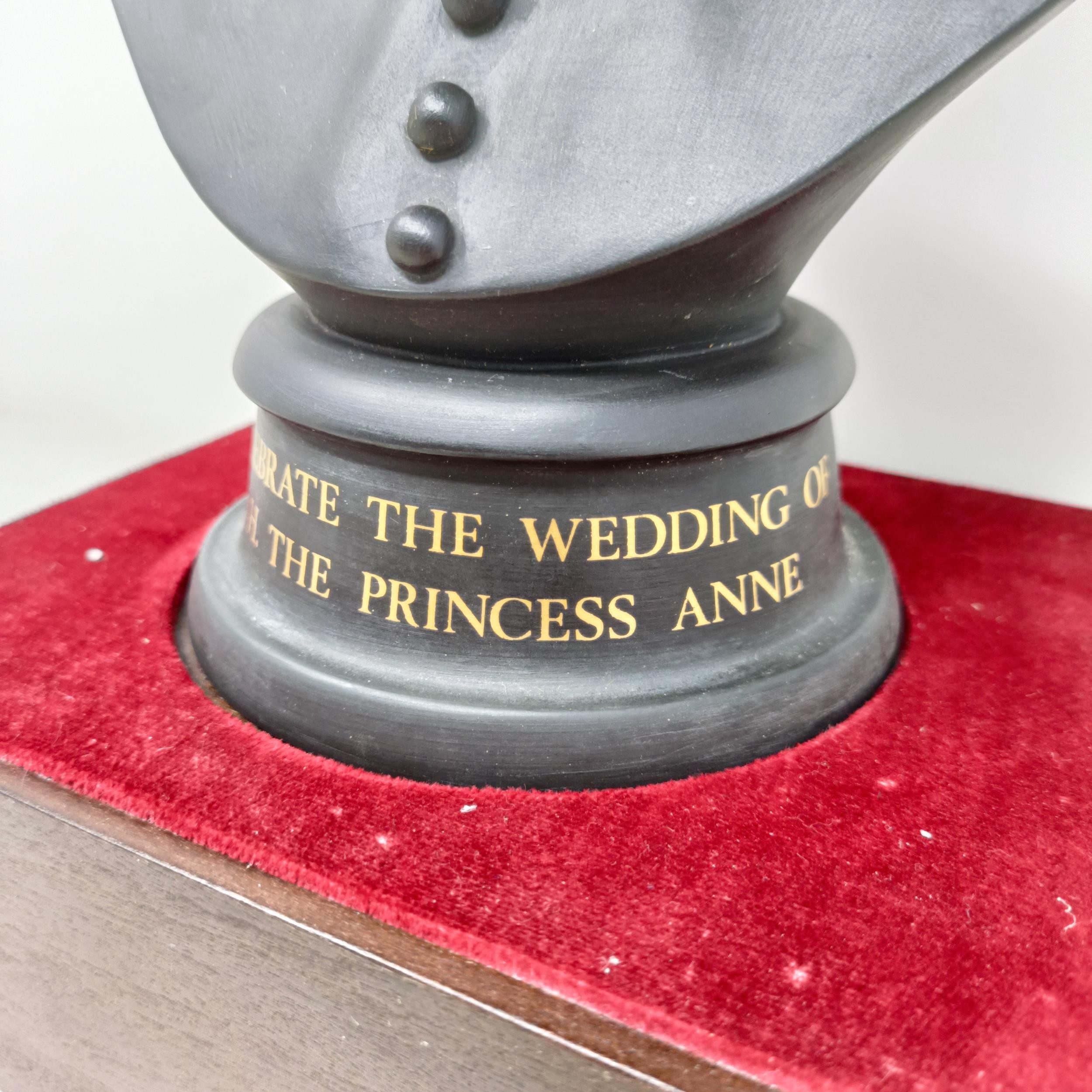 A Royal Doulton limited edition bust, inscribed 'To Celebrate The Wedding Of HRH The Princess Anne', - Bild 4 aus 10