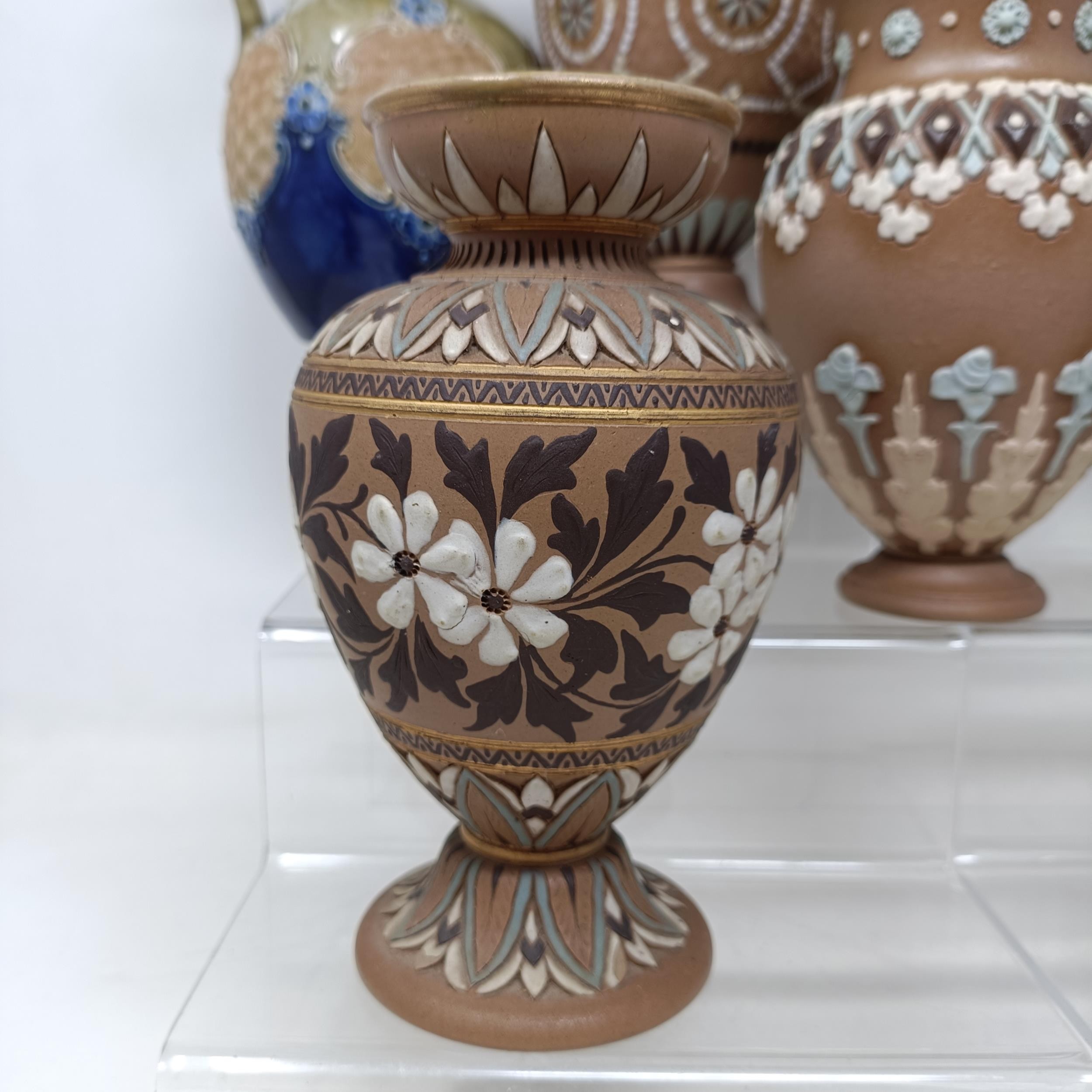 A Doulton vase, decorated flowers, 23 cm high, a Doulton Lambeth spirit flask, by Bessie Newberry, - Bild 20 aus 43