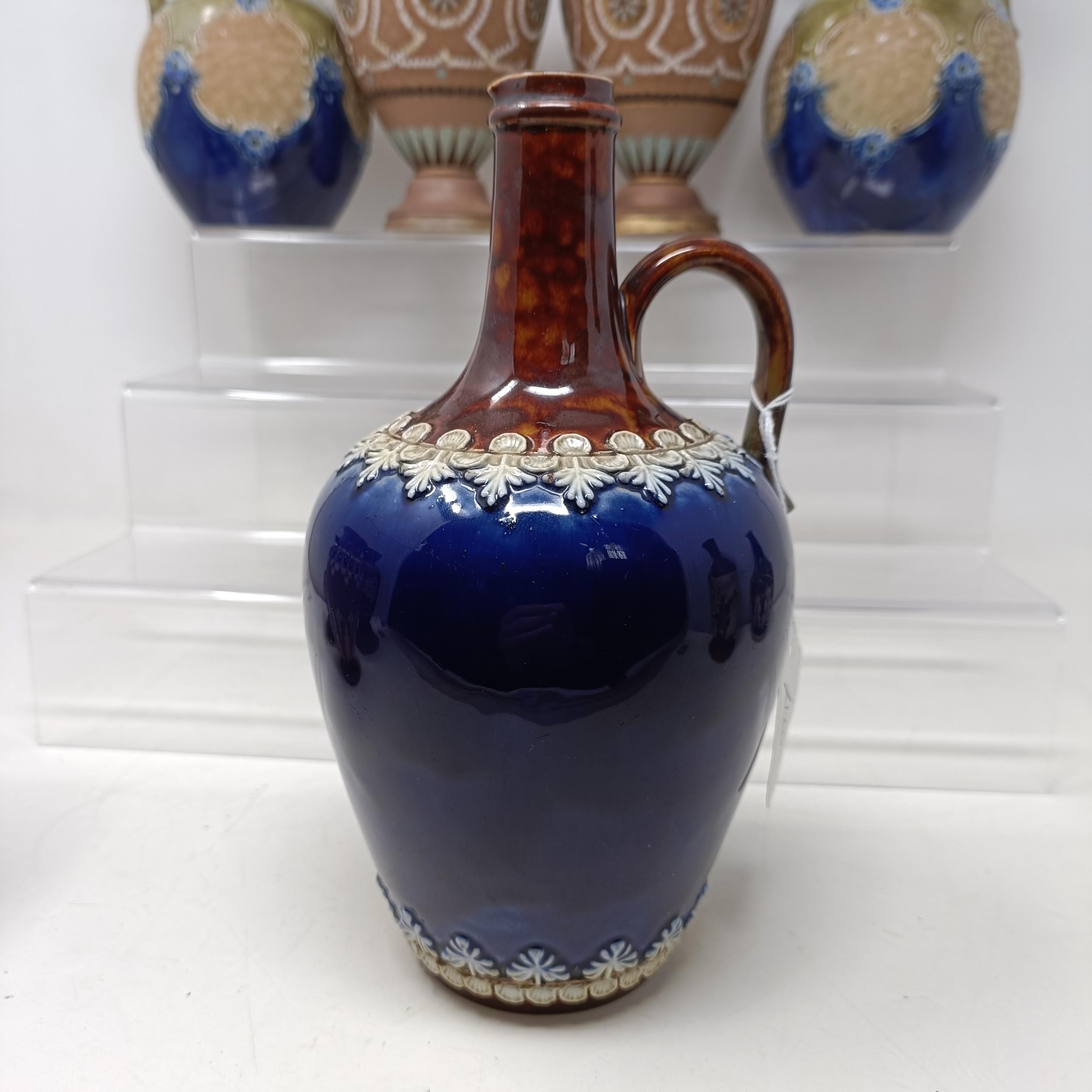 A Doulton vase, decorated flowers, 23 cm high, a Doulton Lambeth spirit flask, by Bessie Newberry, - Bild 27 aus 43