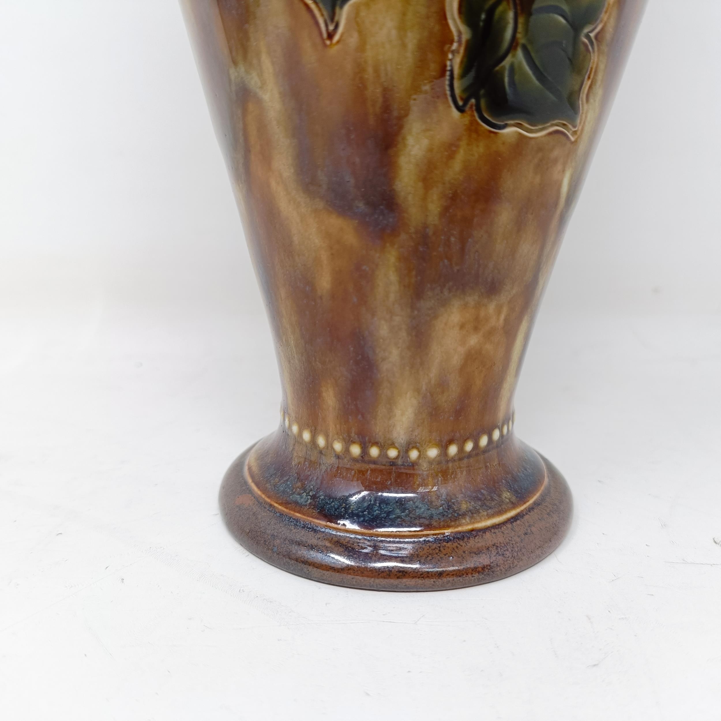 A Royal Doulton vase, by Joan Honey, decorated flowers, 33 cm high No chips, cracks or restoration - Bild 8 aus 10