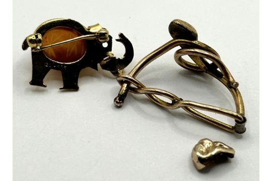 A 9ct  rolled gold pendent, a yellow metal and amber coloured stone novelty brooch, in the form of - Image 4 of 4