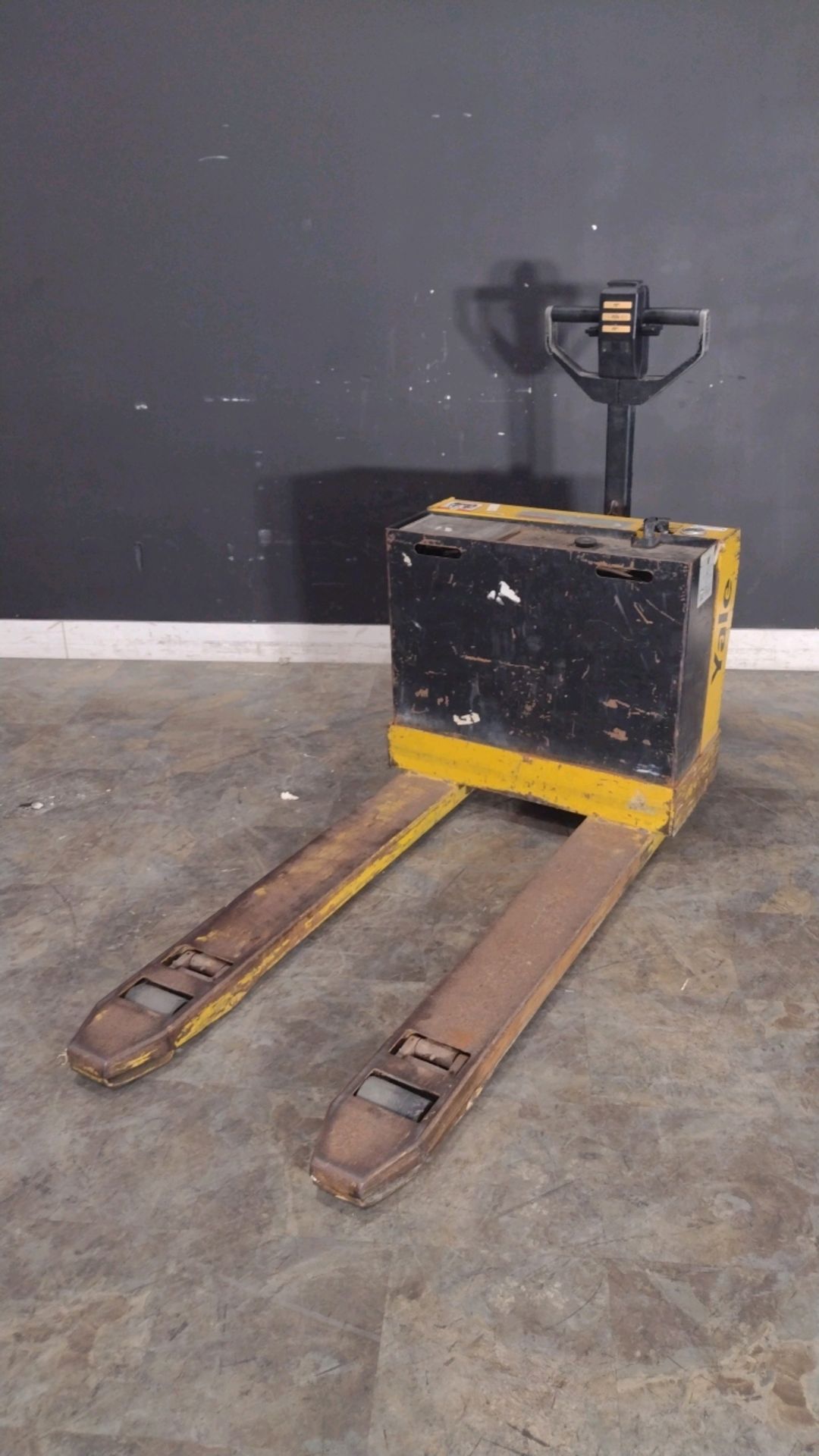 YALE PALLET JACK (LOCATED AT 701 NW 33RD ST #150 POMPANO BEACH, FL 33064)