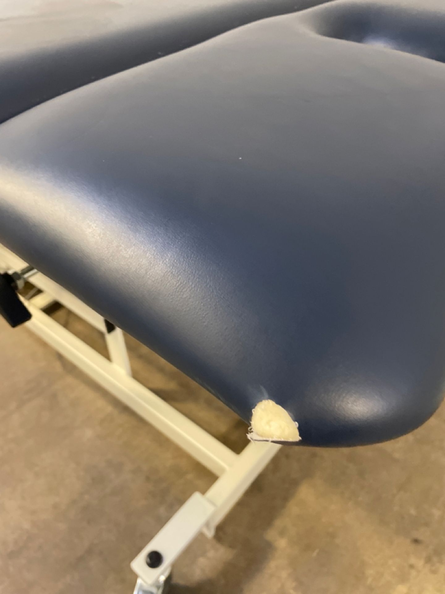 ARMEDICA PT TABLE WITH FOOTSWITCH (2019 MERIDIAN ST, ARLINGTON TX 76011) - Bild 2 aus 6