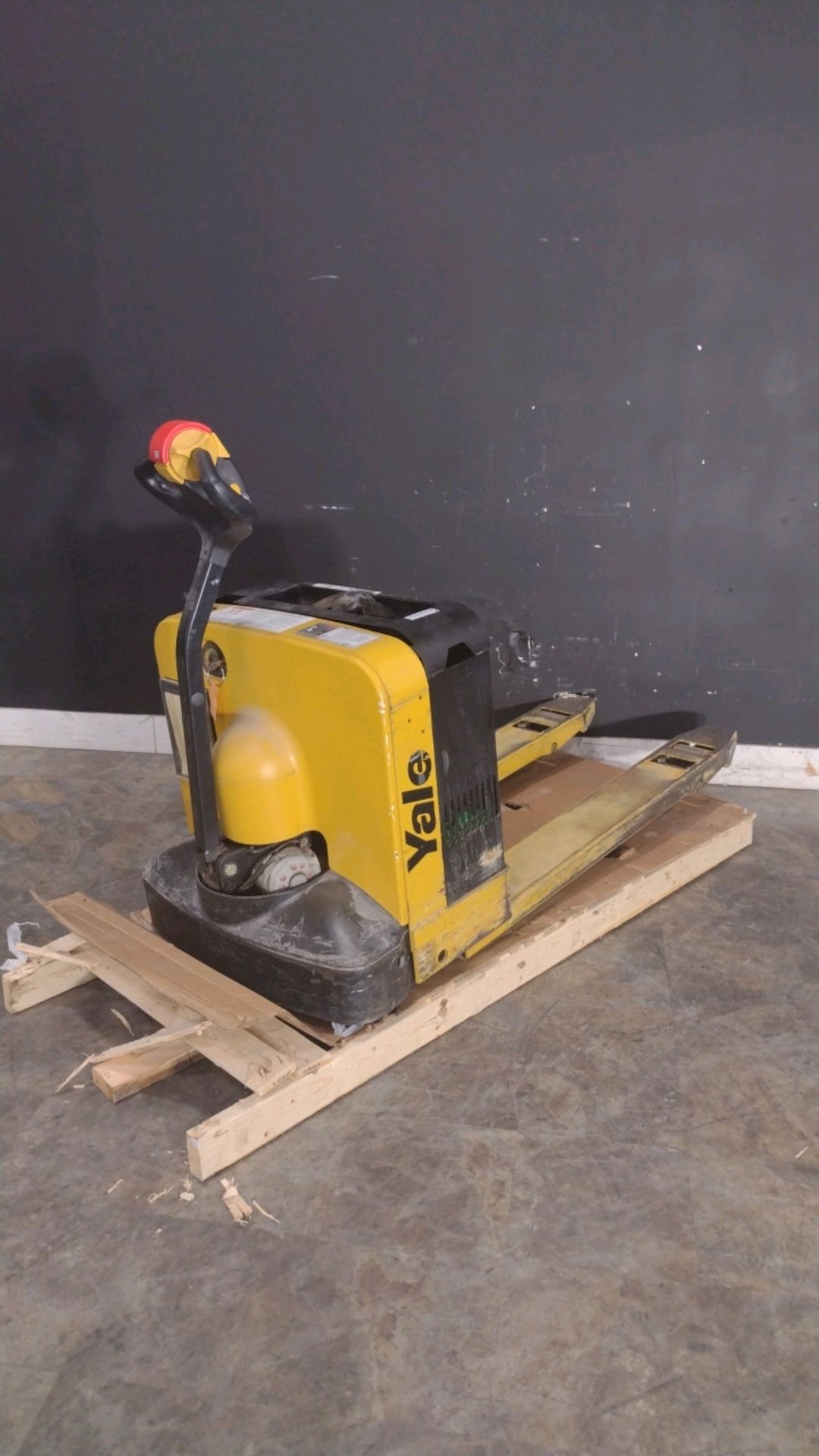 YALE MPB040-EN24T2748 ELECTRIC PALLET JACK (LOCATED AT 701 NW 33RD ST #150 POMPANO BEACH, FL 33064)