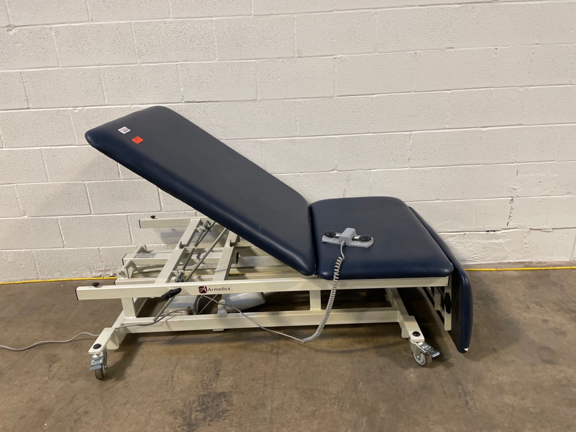 ARMEDICA PT TABLE WITH FOOTSWITCH (2019 MERIDIAN ST, ARLINGTON TX 76011) - Bild 4 aus 6