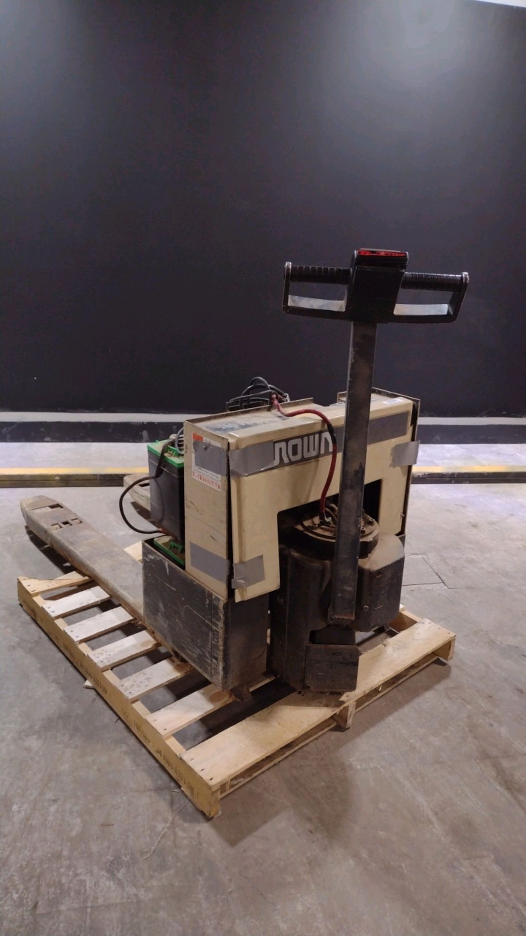 CROWN 40GPW-4-14 ELECTRIC PALLET JACK (LOCATED AT 2440 GREENLEAF AVE, ELK GROVE VILLAGE, IL 60007)