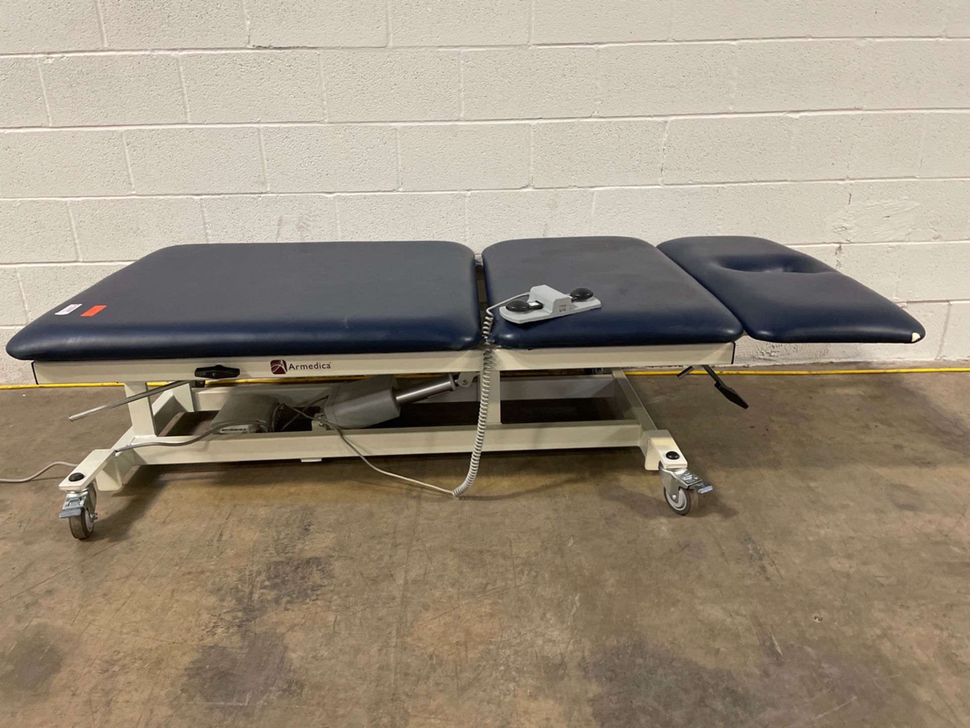 ARMEDICA PT TABLE WITH FOOTSWITCH (2019 MERIDIAN ST, ARLINGTON TX 76011) - Bild 3 aus 6