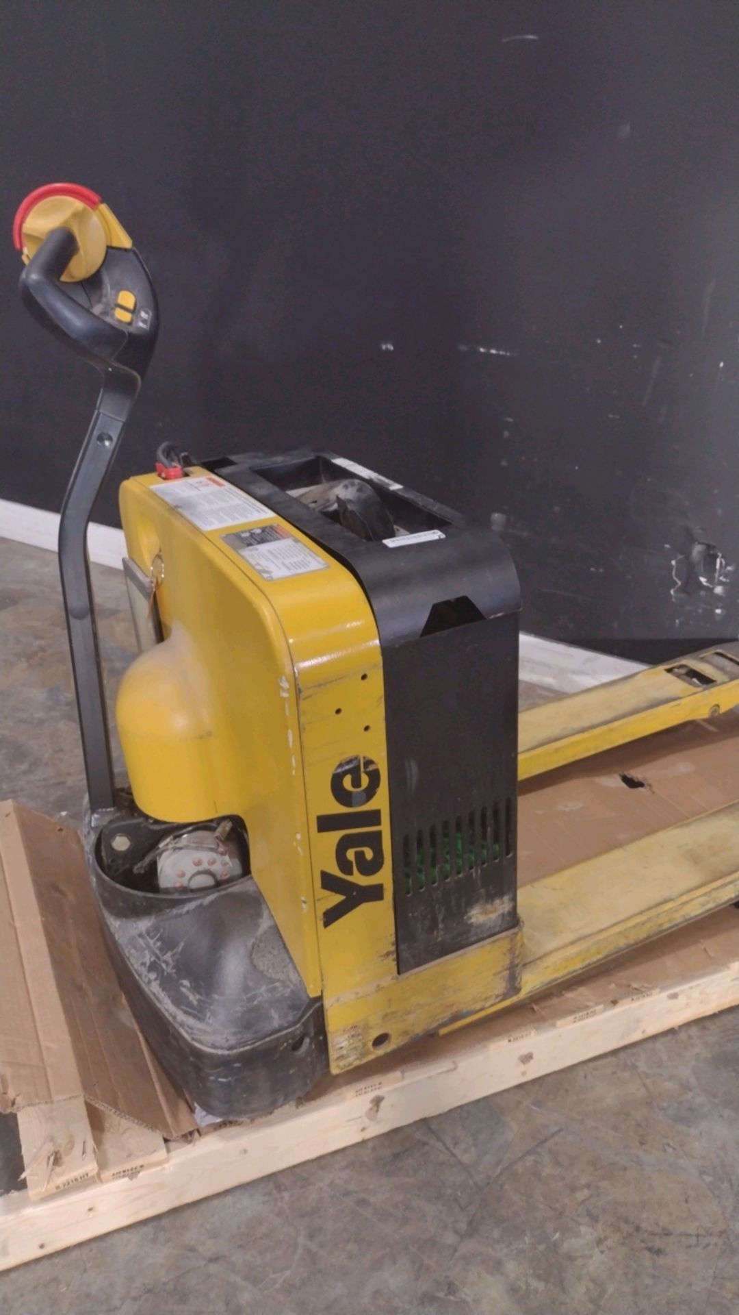YALE MPB040-EN24T2748 ELECTRIC PALLET JACK (LOCATED AT 701 NW 33RD ST #150 POMPANO BEACH, FL 33064) - Image 3 of 3