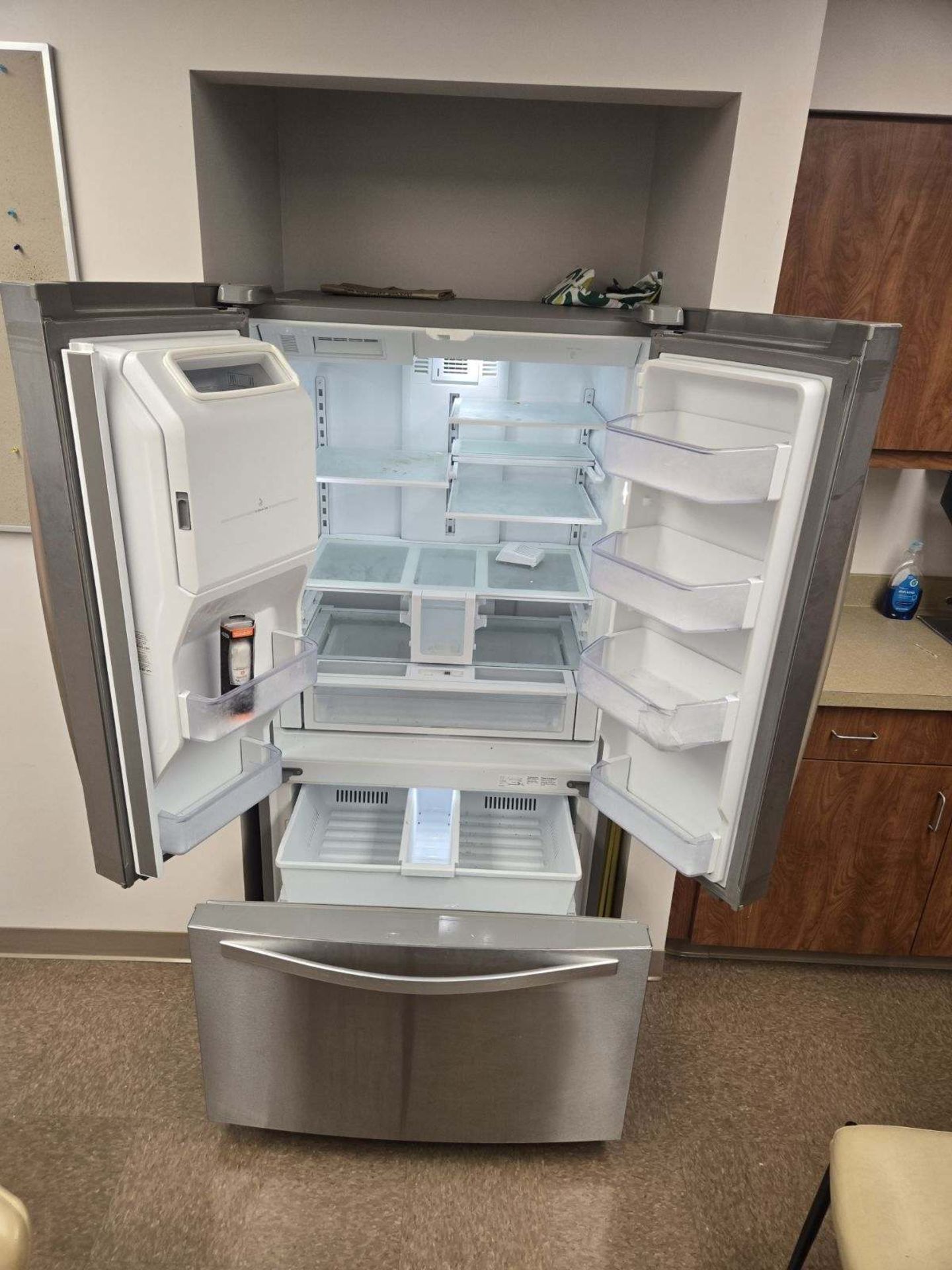 STAFF LOUNGE TO INCLUDE WHIRLPOOL 2-DOOR HOUSEHOLD REFRIGERATOR/FREEZER WITH DISPENSER, TABLES, - Image 3 of 5