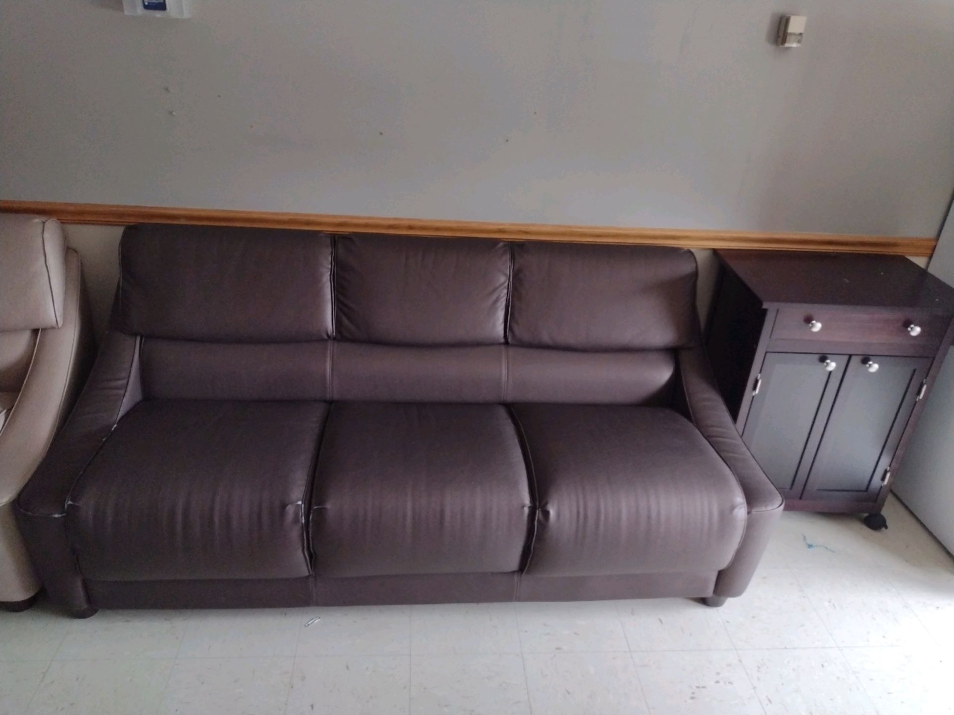 STAFF LOUNGE TO INCLUDE: DESK, TWIN BED, DINING TABLE, SOFA, REFRIGERATOR, 32" FLAT PANEL, PRINTER - Bild 6 aus 7