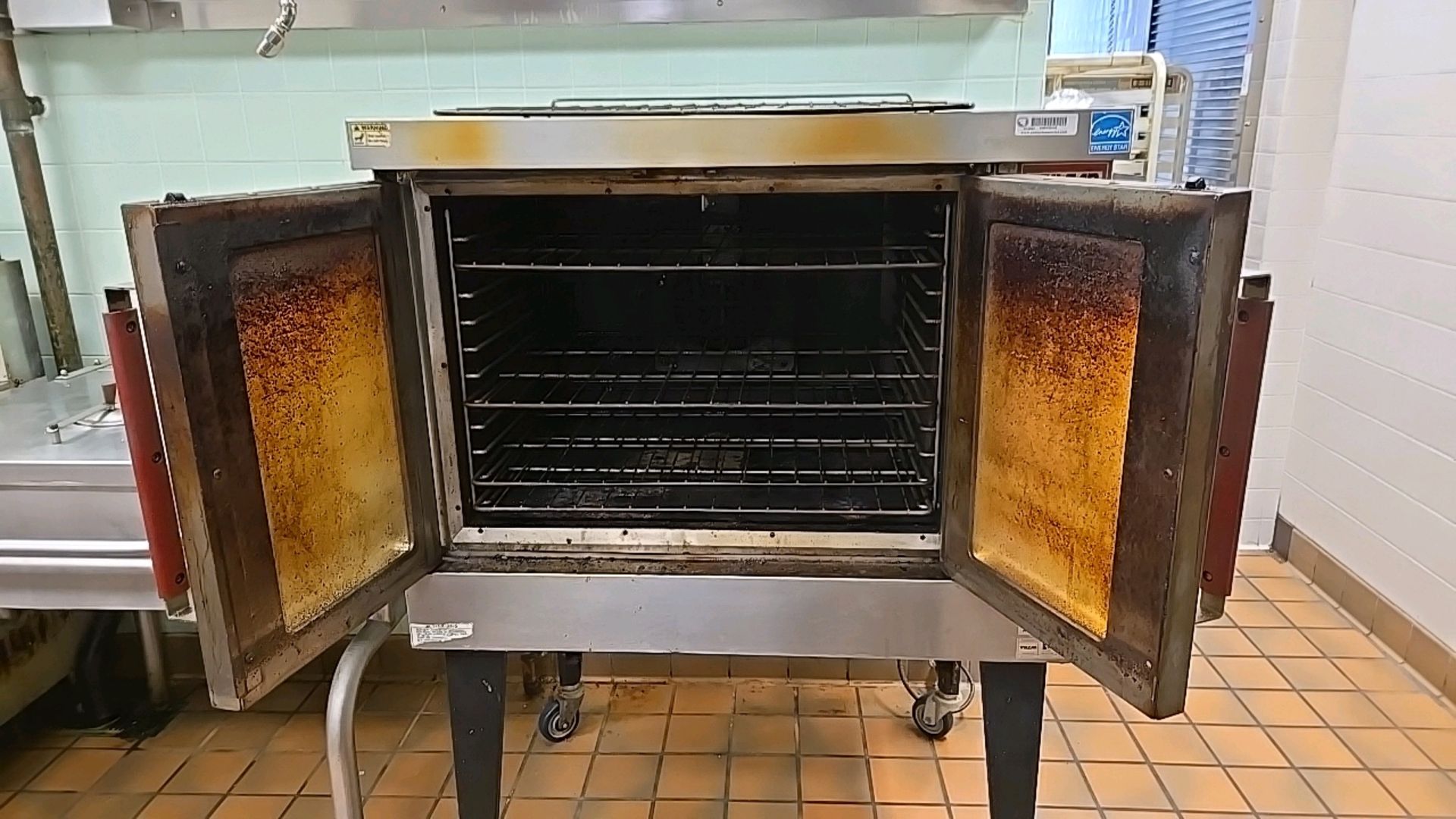 VULCAN MODEL NO. VC4GD-10 SINGLE FULL SIZE NATURAL GAS CONVENCTION OVEN ON WHEELS - Image 4 of 4