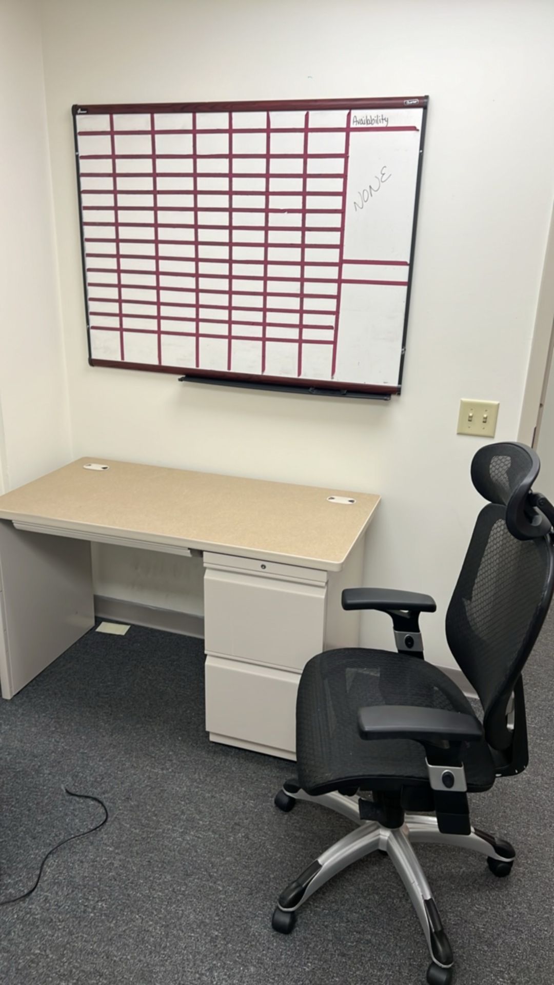 OFFICE TO INCLUDE: DESKS, CHAIRS, PHONE, FILE CABINET, WHITE BOARD - Bild 3 aus 6