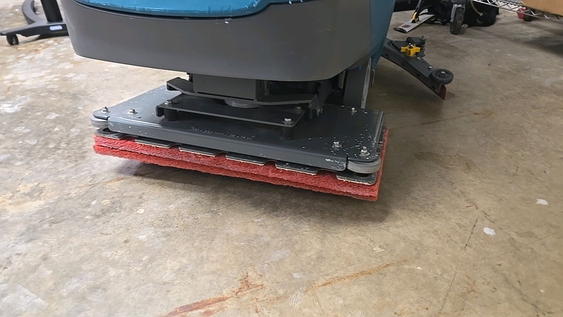 TENNANT T500 FLOOR SCRUBBER - Image 5 of 6