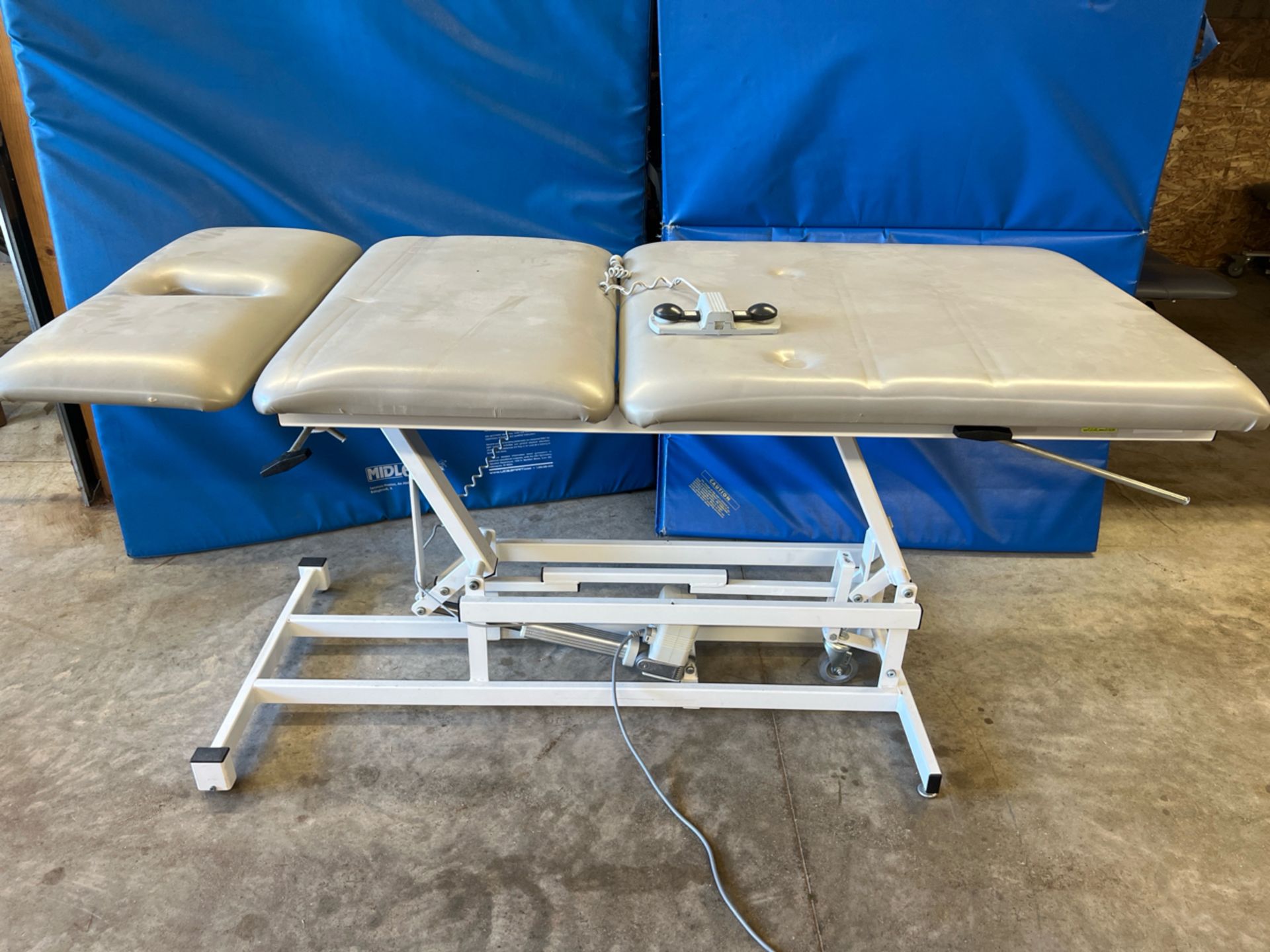 PERFORMA 554246 POWER TREATMENT TABLE WITH FOOT CONTROL - Image 2 of 3
