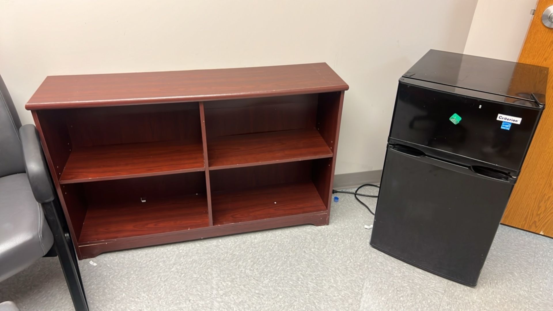 OFFICE TO INCLUDE: BOOKSHELF, HP PRINTER, CRITHERION MINI-FRIDGE, CHAIRS - Image 5 of 6