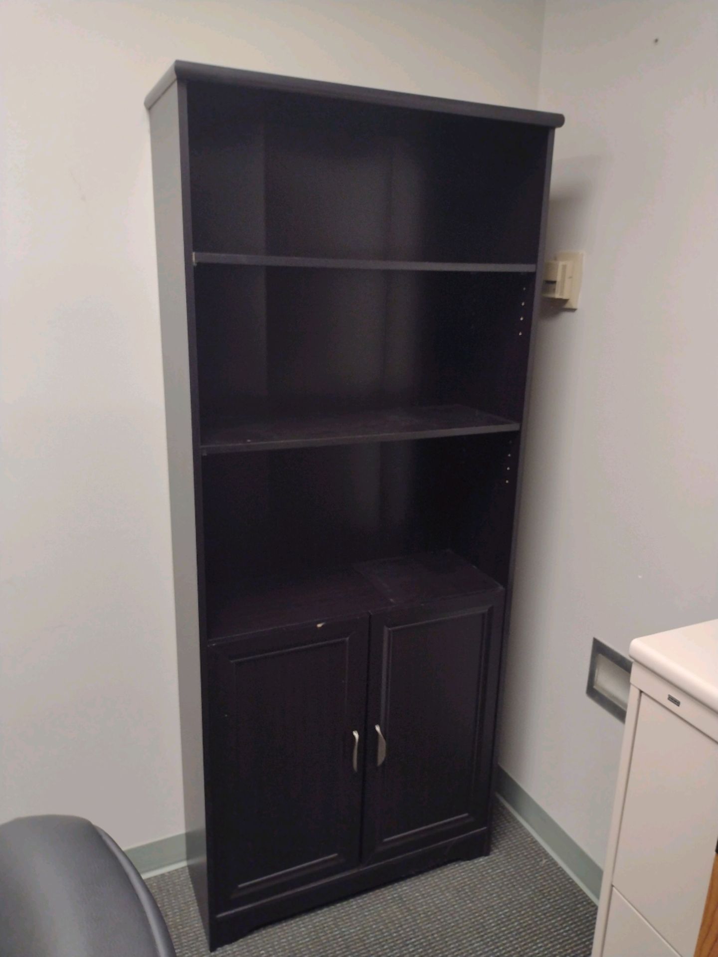 OFFICE TO INCLUDE: L-SHAPE DESK, BOOKSHELFS, FILE CABINET (IT EQUIPMENT NOT INLCUDED) - Image 5 of 6