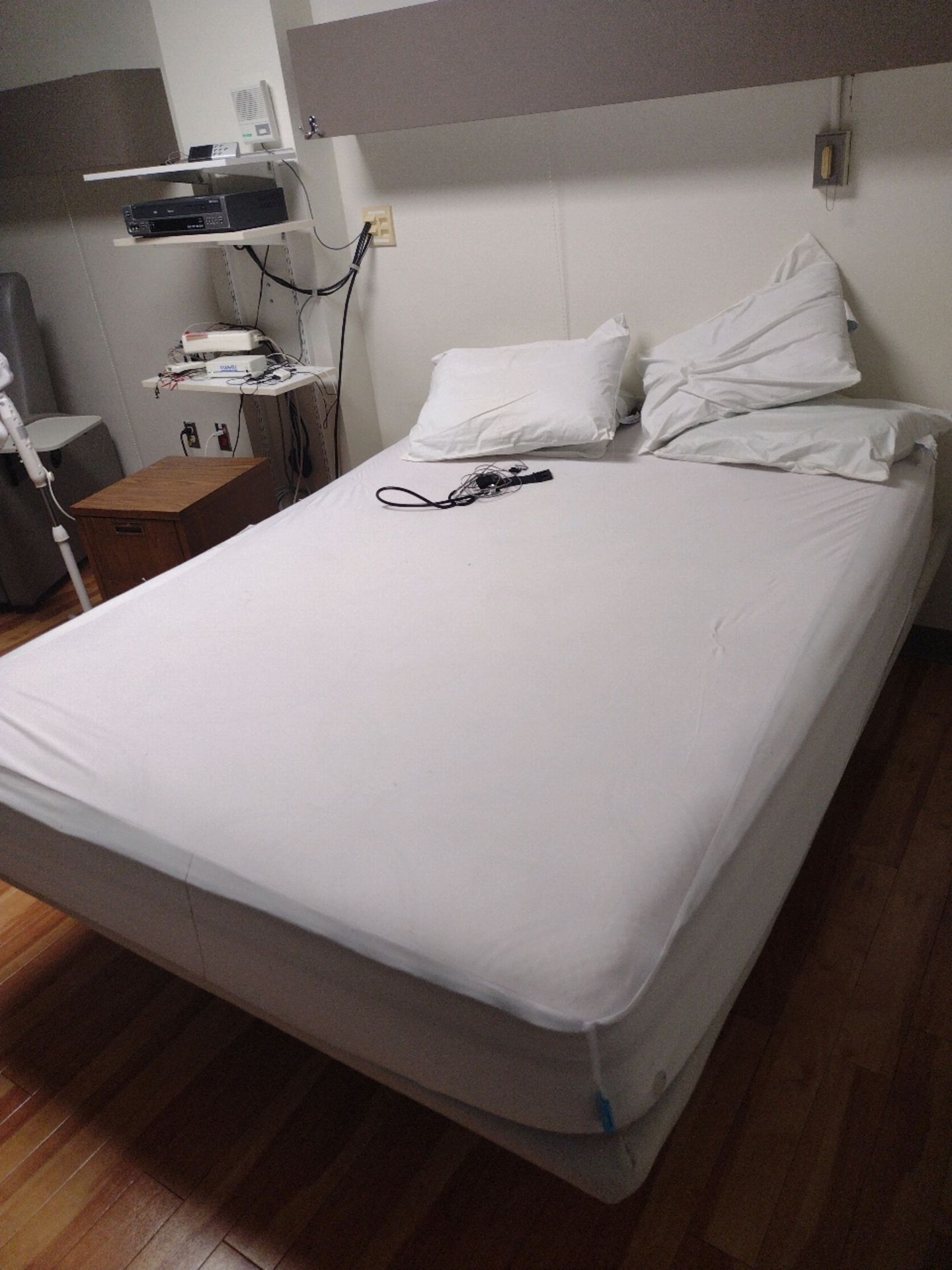 KING BED FRAME WITH MATTRESS - Image 2 of 3