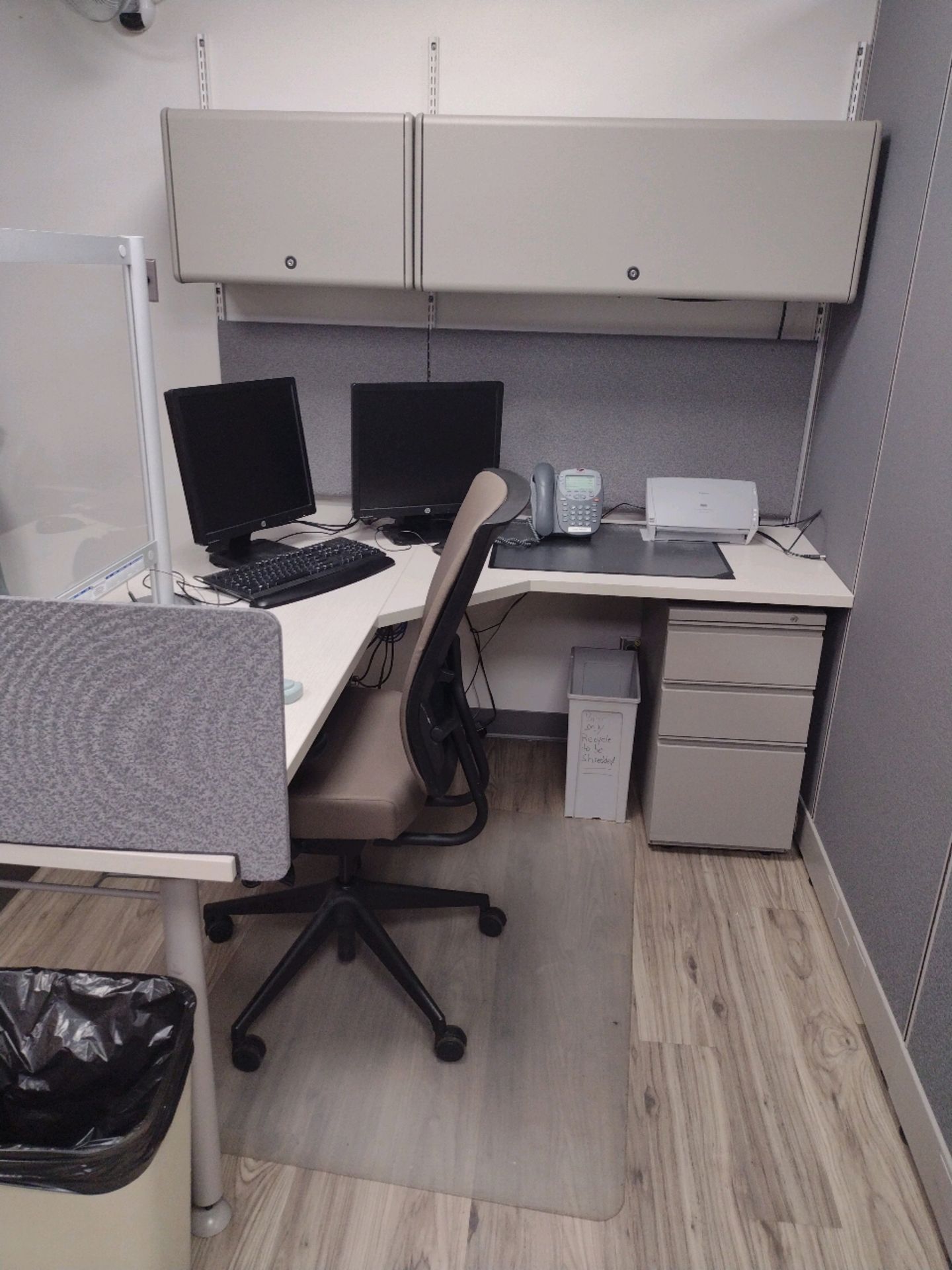 OFFICE SUITE INCLUDE: 6 WORKSTATION CUBICLE, LEXMARK PRINTER, HP PRINTER, 3- CANON DR-C130 - Image 3 of 12