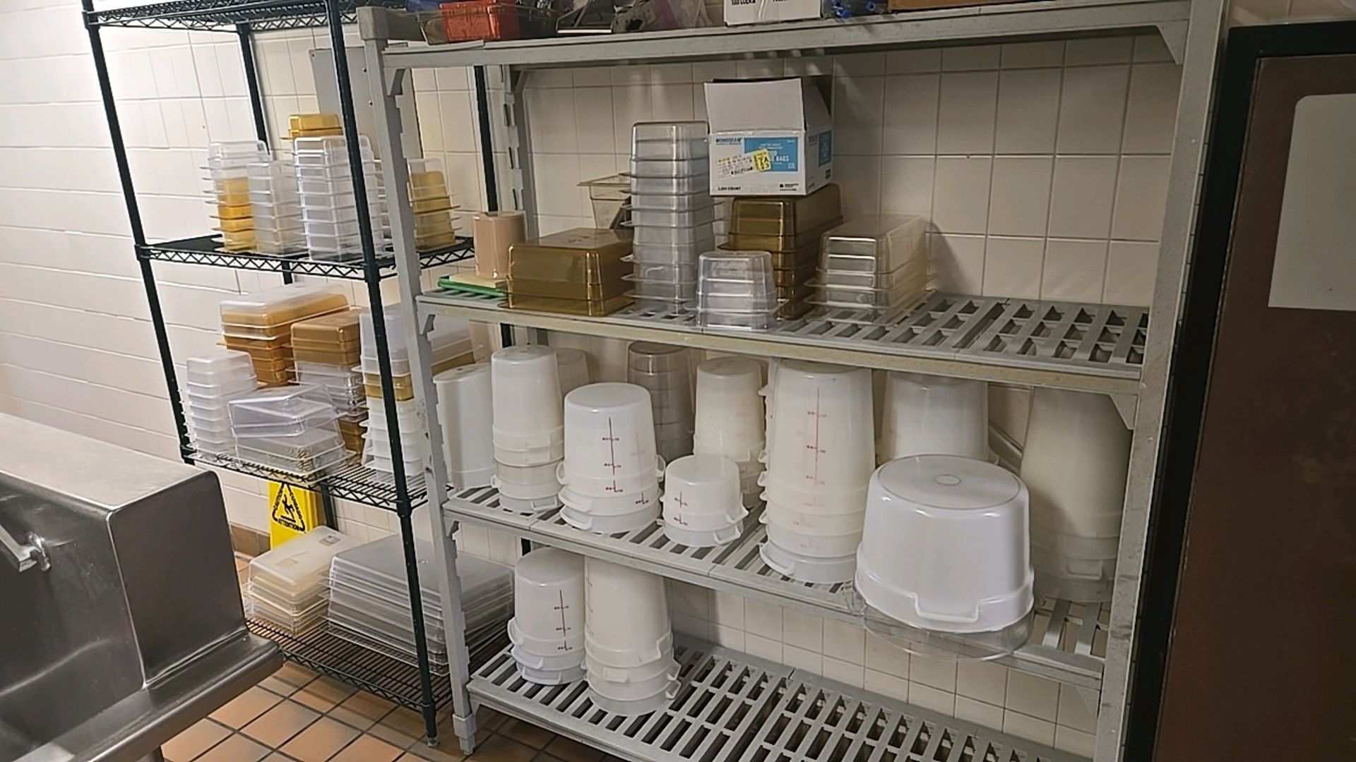 RACK OF PLASTIC ASSORTED SIZE SUPER PANS, MEASURING BINS