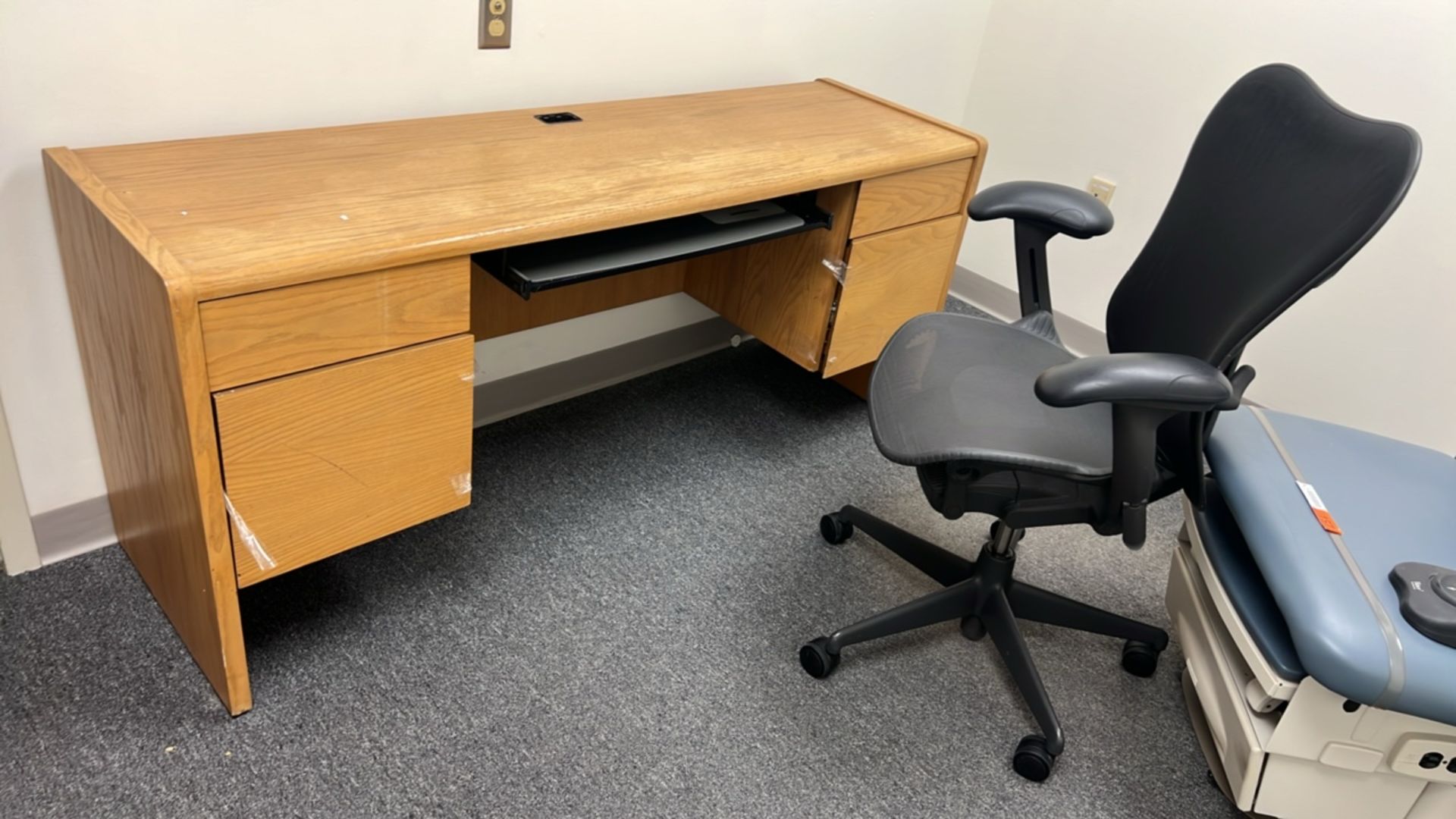 OFFICE TO INCLUDE: DESKS, CHAIRS, PHONE, FILE CABINET, WHITE BOARD - Bild 5 aus 6