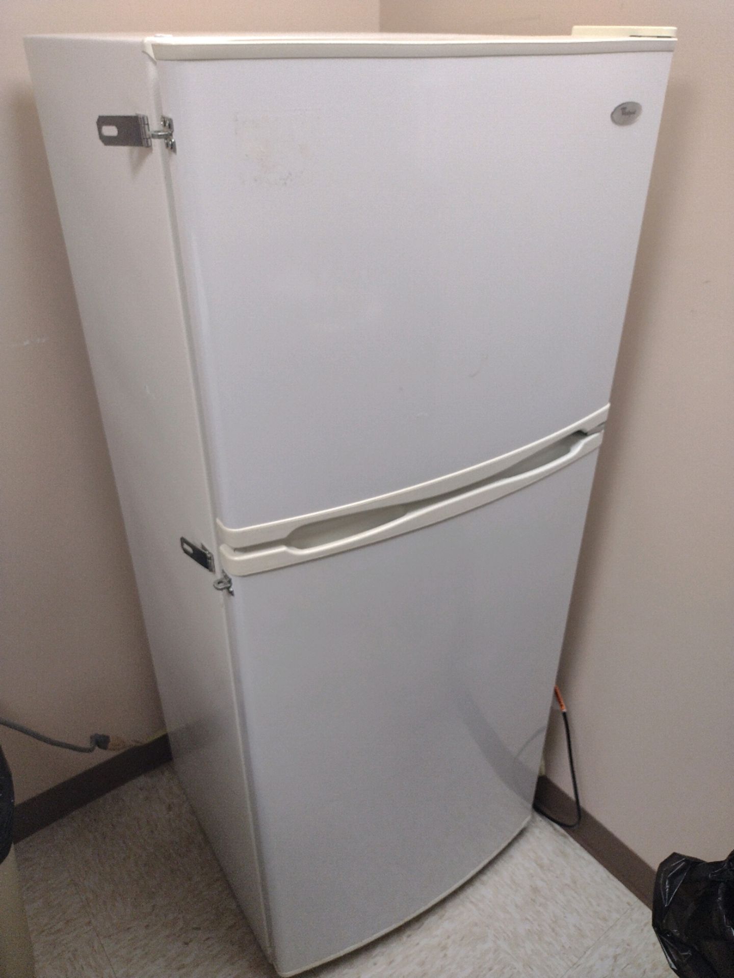 HOSHIZAKI ICE AND WATER DISPENSER WITH GE MICROWAVE, WHIRLPOOL REFIGERATOR/FREEZER, STAINLESS - Image 3 of 5