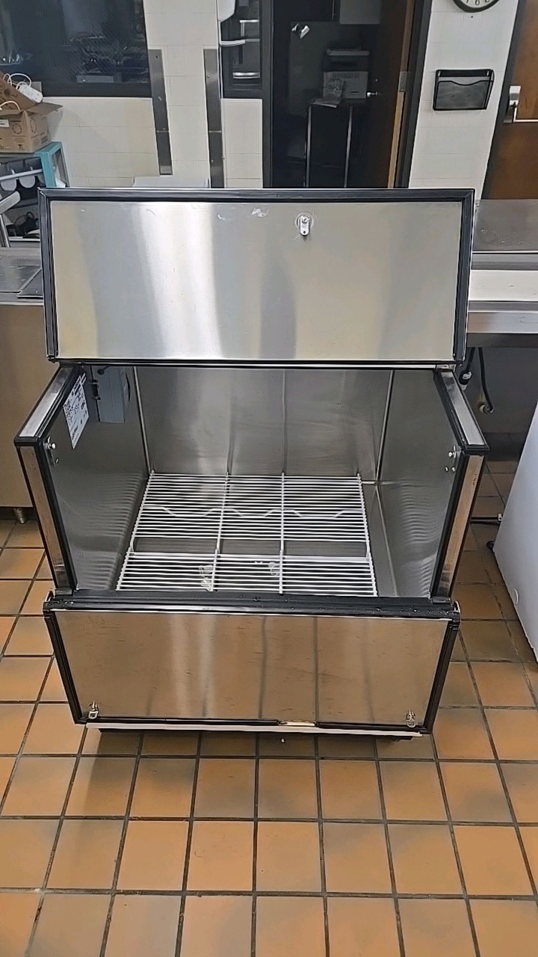 TRUE TMC-34-SS MILK COOLER WITH TOP & SIDE ACCESS - Image 4 of 7
