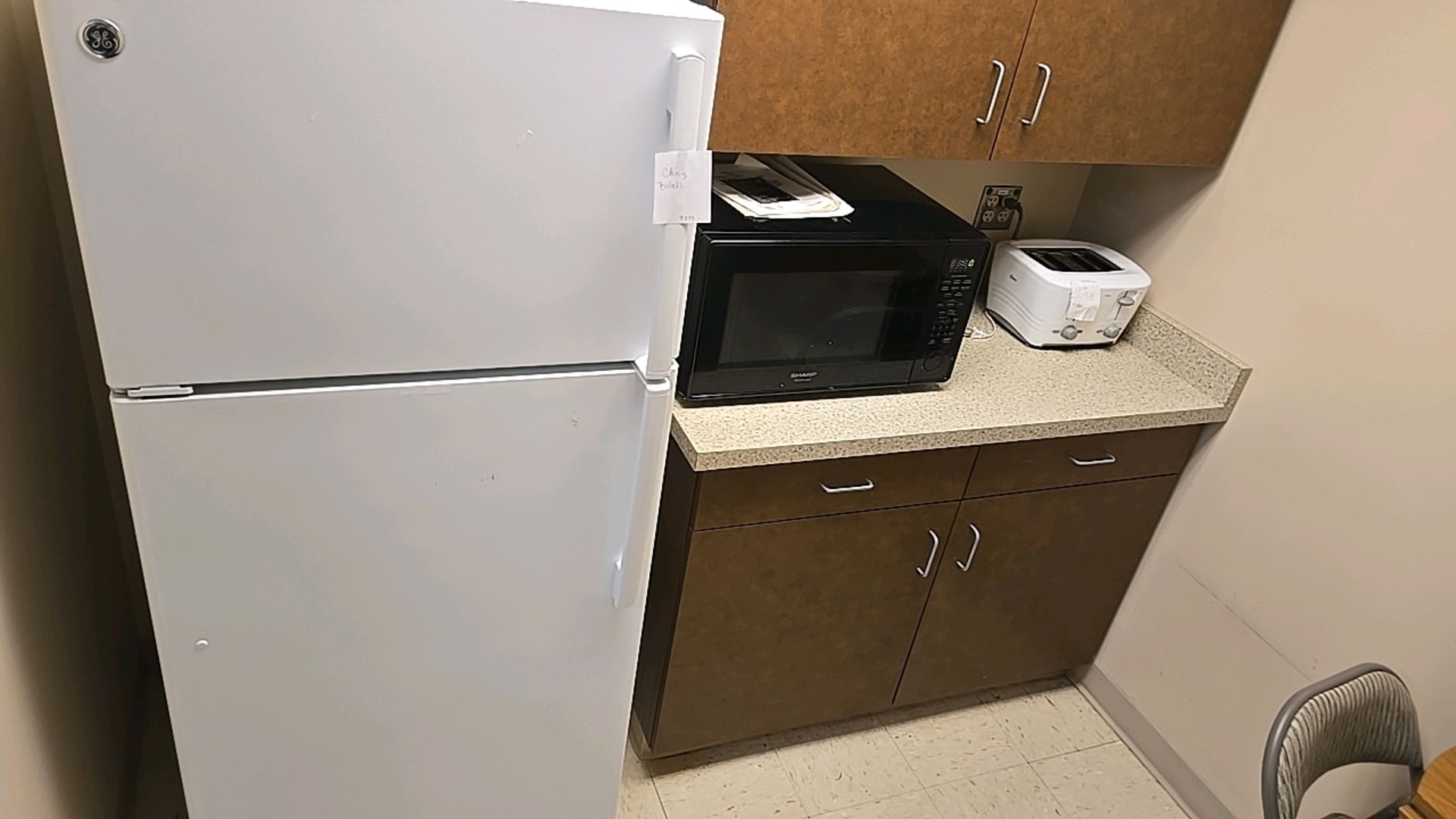 CONTENT OF ROOM TO INCLUDE: TABLE, CHAIRS, GE REFRIGERATOR, SHARP MICROWAVE, TOASTER - Image 2 of 3
