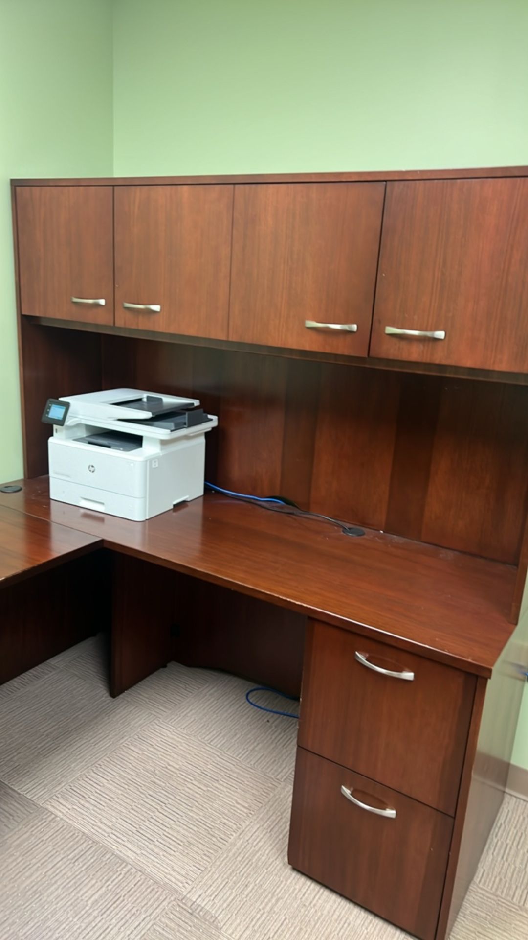 OFFICE TO INCLUDE: U-SHAPE DESK WITH OVERHEAD STORAGE, HP LASERJET PRO MFP M428FDW PRINTER, PHONE, - Image 4 of 5
