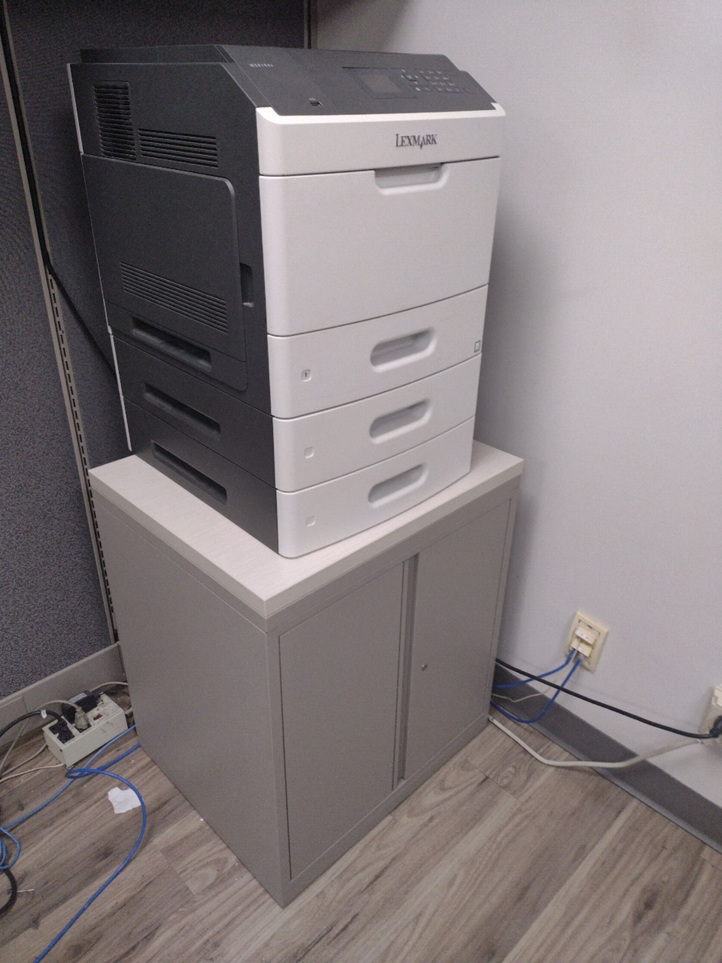 OFFICE SUITE INCLUDE: 6 WORKSTATION CUBICLE, LEXMARK PRINTER, HP PRINTER, 3- CANON DR-C130 - Image 10 of 12