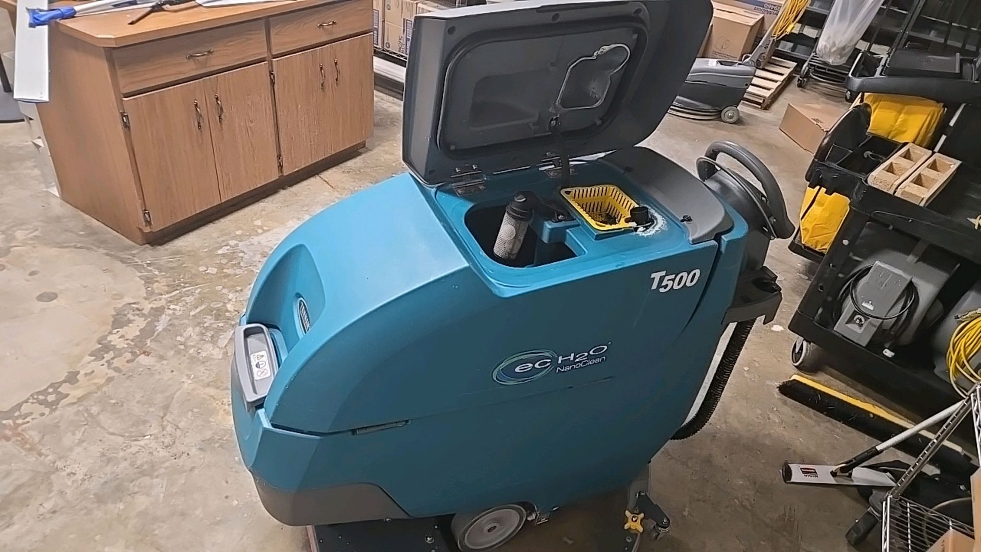 TENNANT T500 FLOOR SCRUBBER - Image 4 of 6