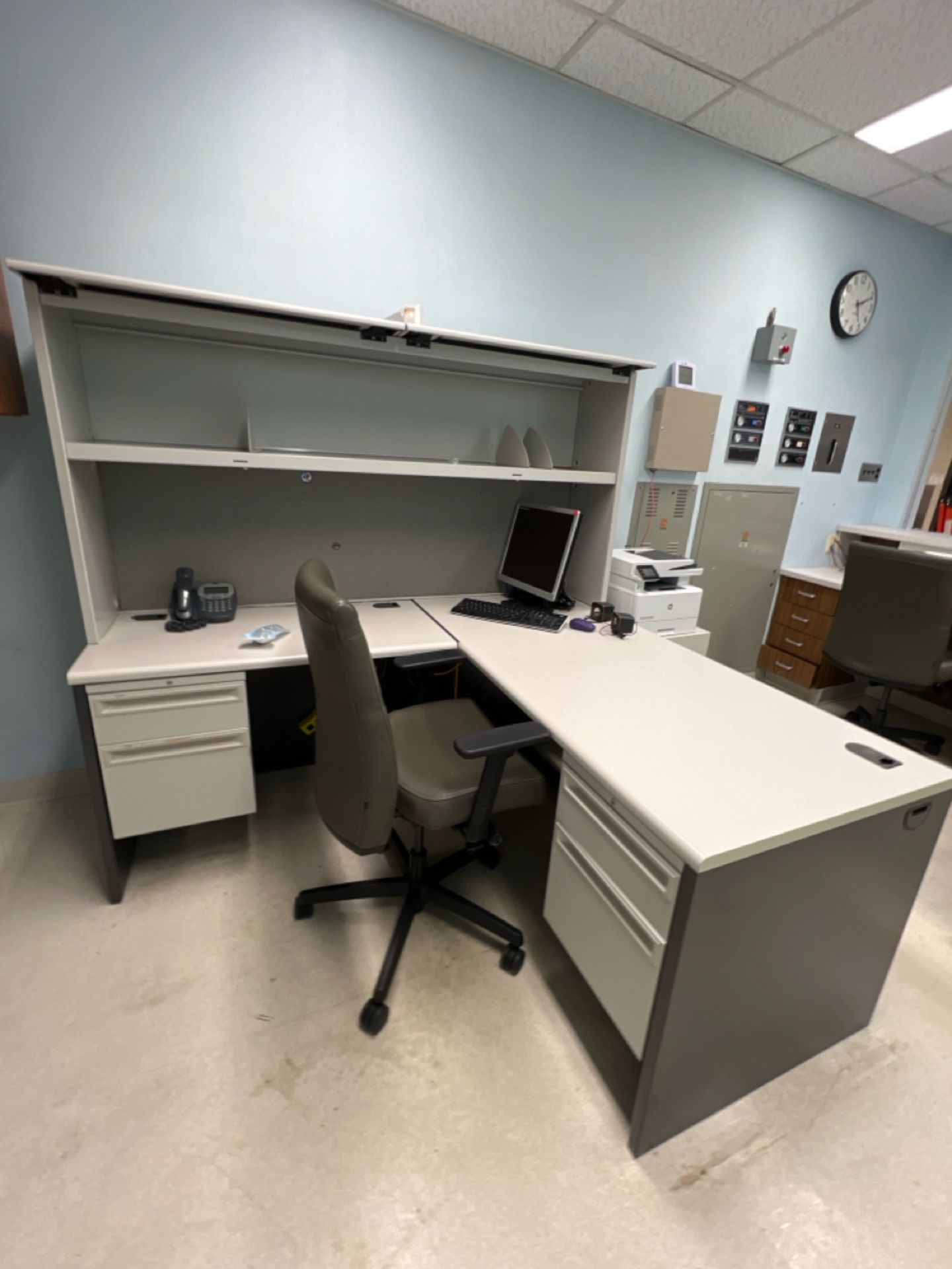OFFICE TO INCLUDE: L-DESK WITH OVERHEAD STORAGE, HP LASERJET PRO MFP M428FDN PRINTER, FILE CABINETS, - Image 4 of 6