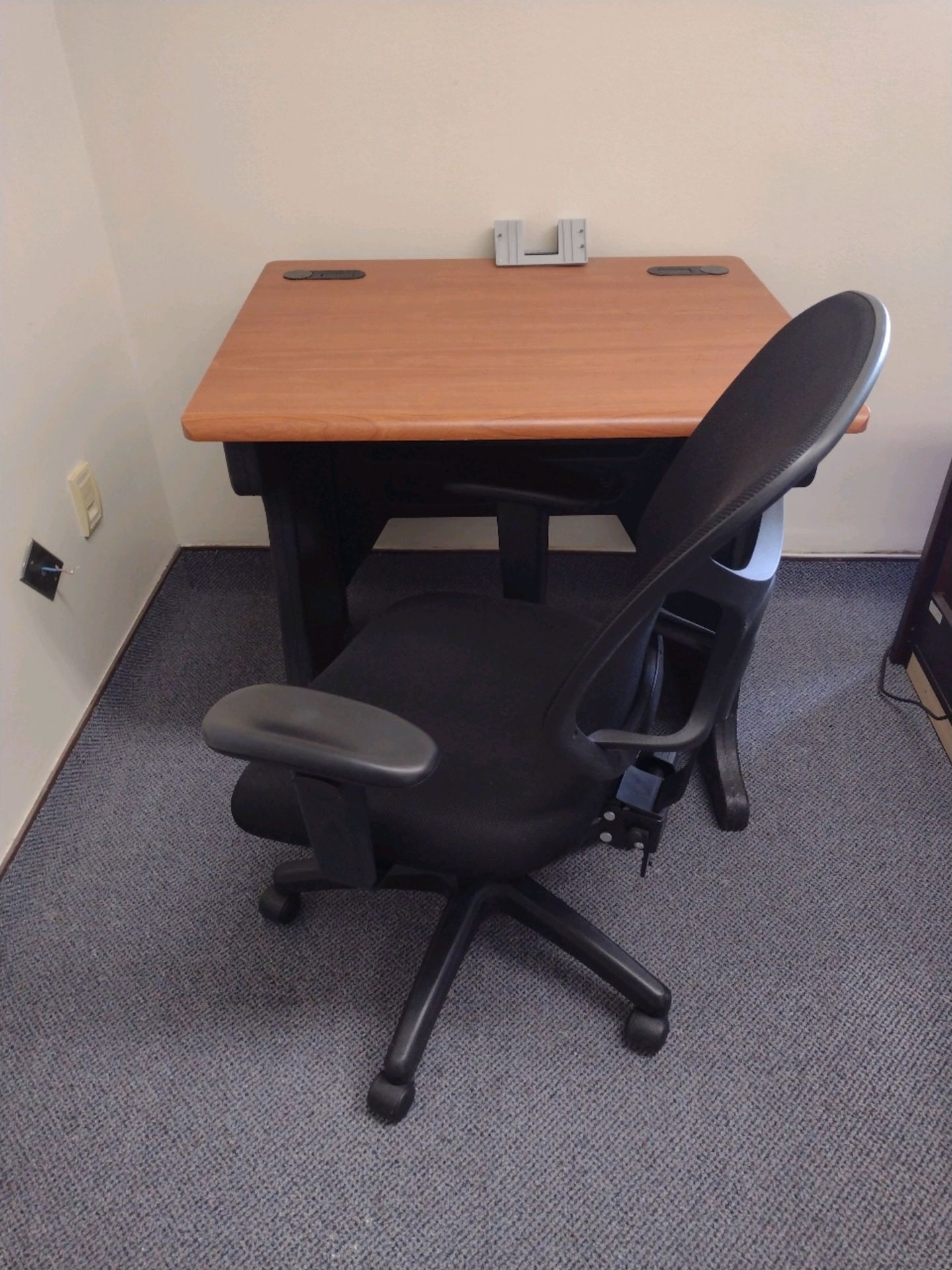 OFFICE TO INCLUDE: 2-DESKS, SIDE TABLE, TASK CHAIR, BOOKCASE AND 2- MONITORS - Image 5 of 5