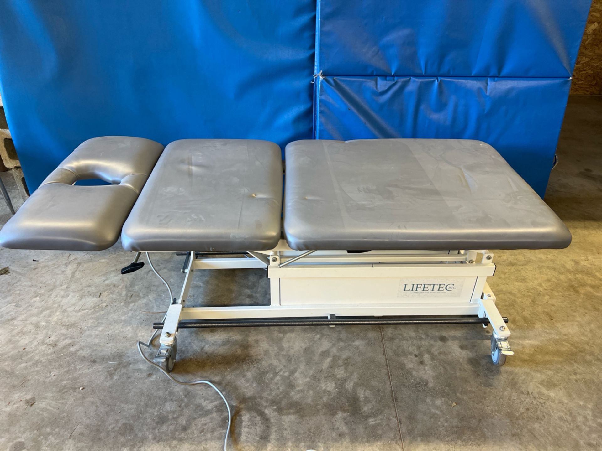 LIFETEC LAMBA334 POWER THERAPY TABLE - Image 2 of 3
