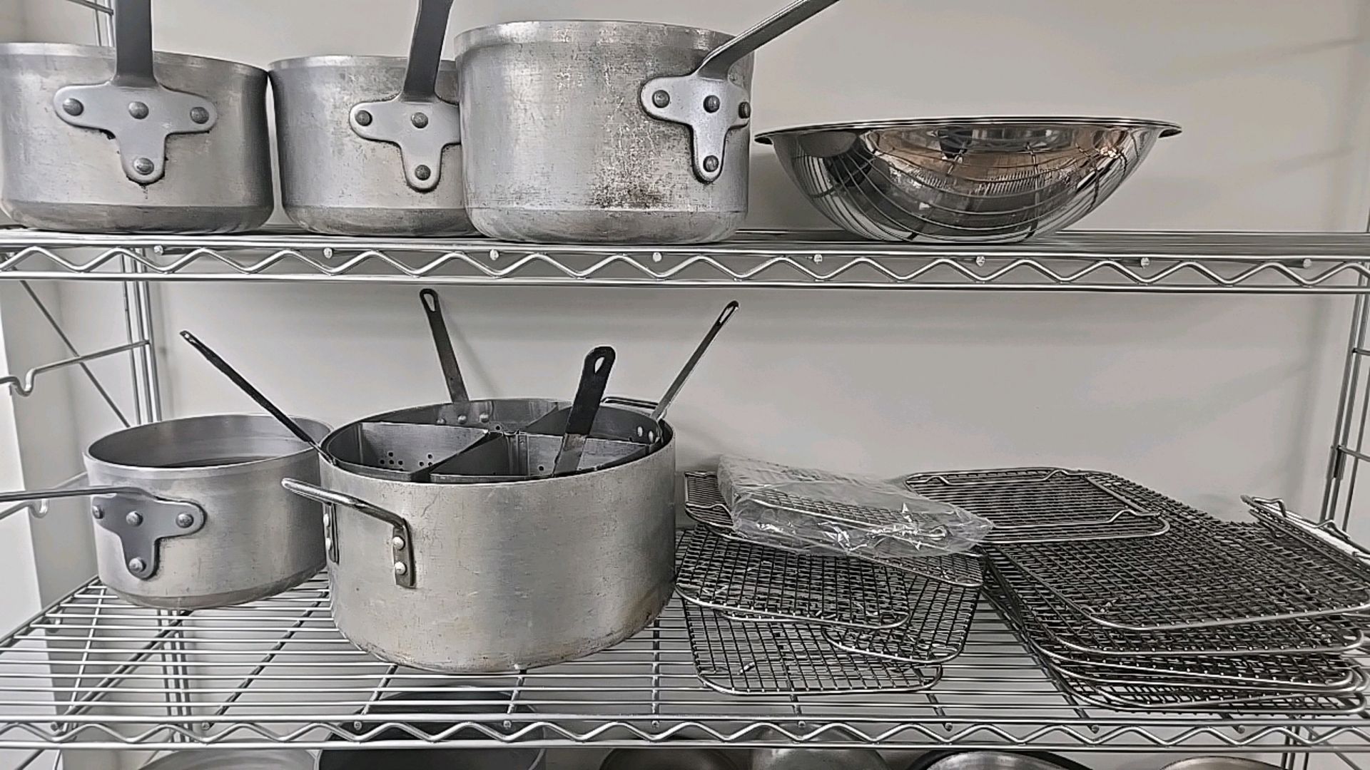 RACK OF ASSORTED POTS AND PANS6680103715 - Image 3 of 3