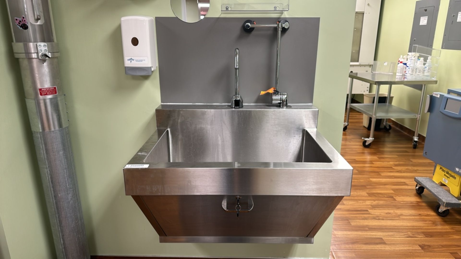 STAINLESS STEEL TOUCHLESS SINK WITH EYE WASH