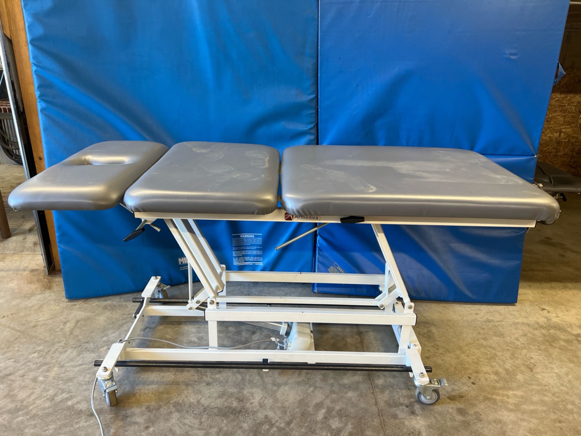 ARMEDICA AMBA334 POWER THERAPY TABLE WITH INTEGRATED FOOT CONTROL - Image 2 of 3
