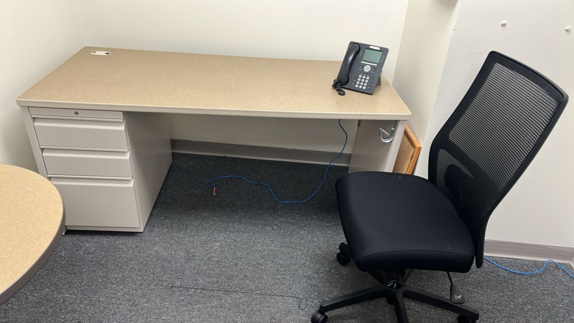 OFFICE TO INCLUDE: DESKS, CHAIRS, PHONE, FILE CABINET, WHITE BOARD - Bild 2 aus 6