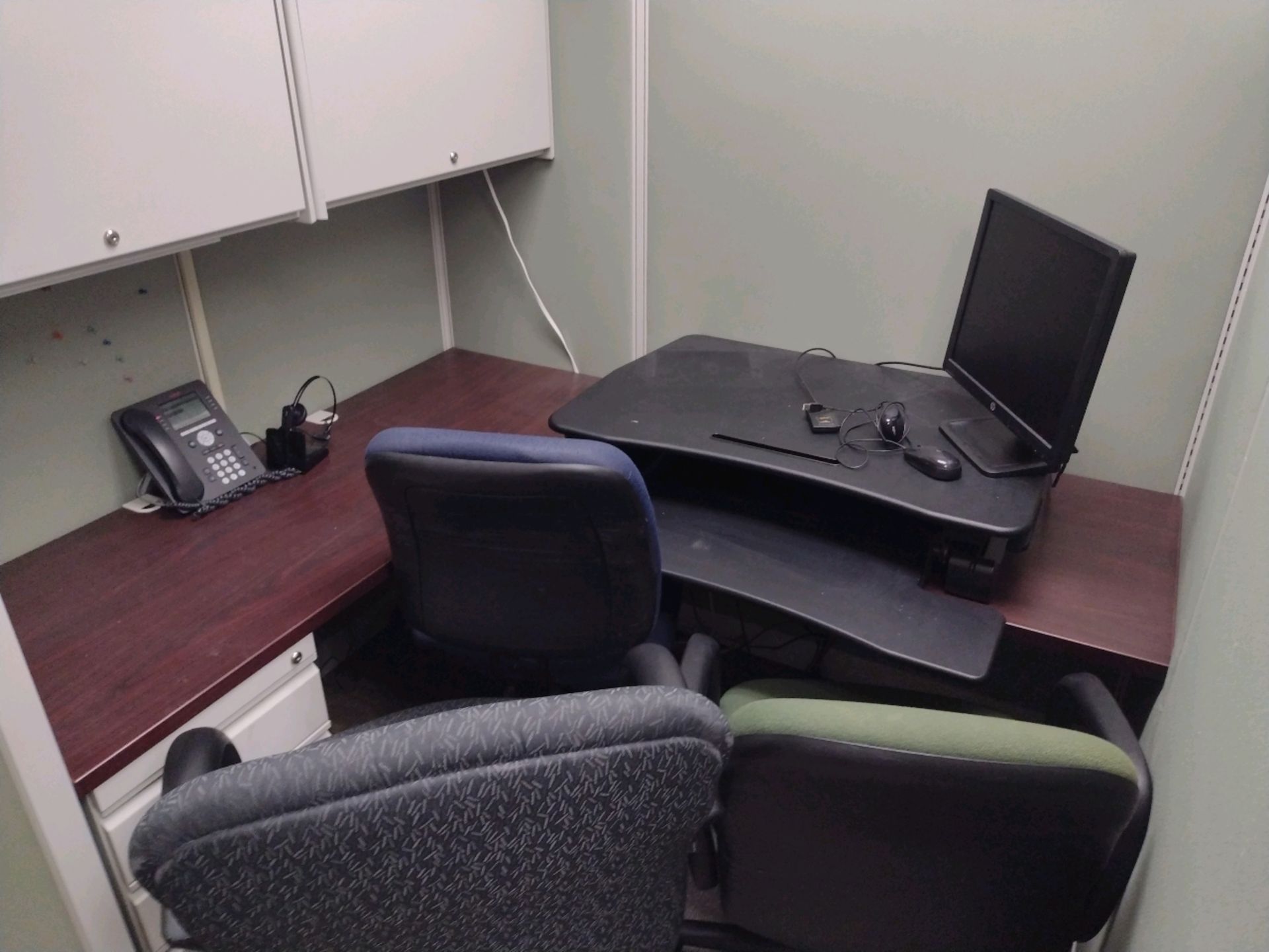 OFFICE SUITE TO INCLUDE: 8 WORK STATION MODULAR CUBICLE SYSTEM WITH CHAIRS, PRINTERS, MONITORS, - Image 13 of 16