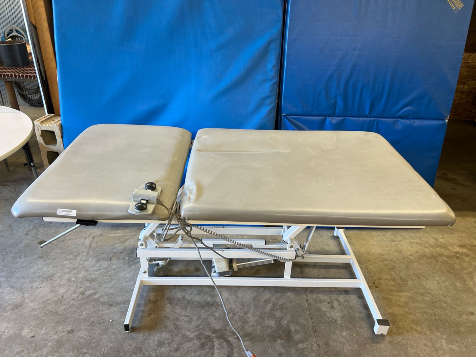PERFORMA 553733 POWER THERAPY TABLE WITH FOOT CONTROL - Image 2 of 3