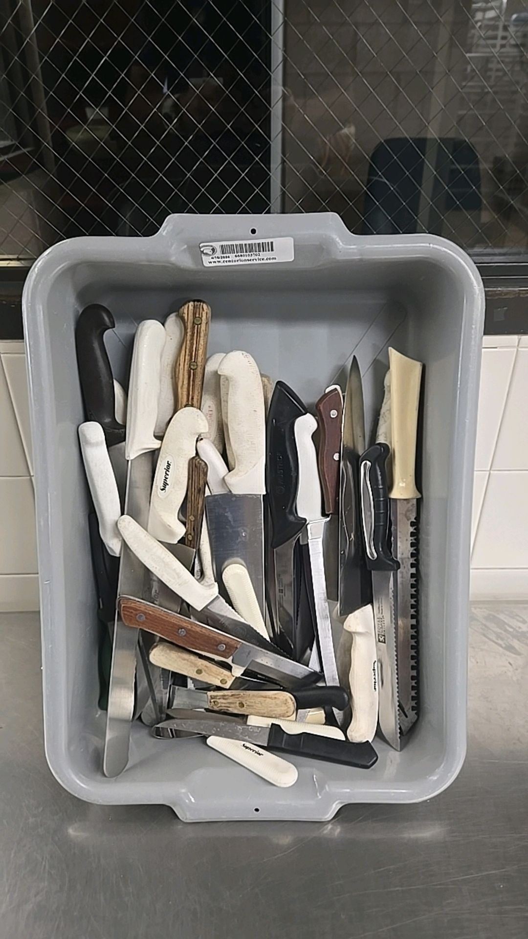 BIN OF ASSORTED KNIVES