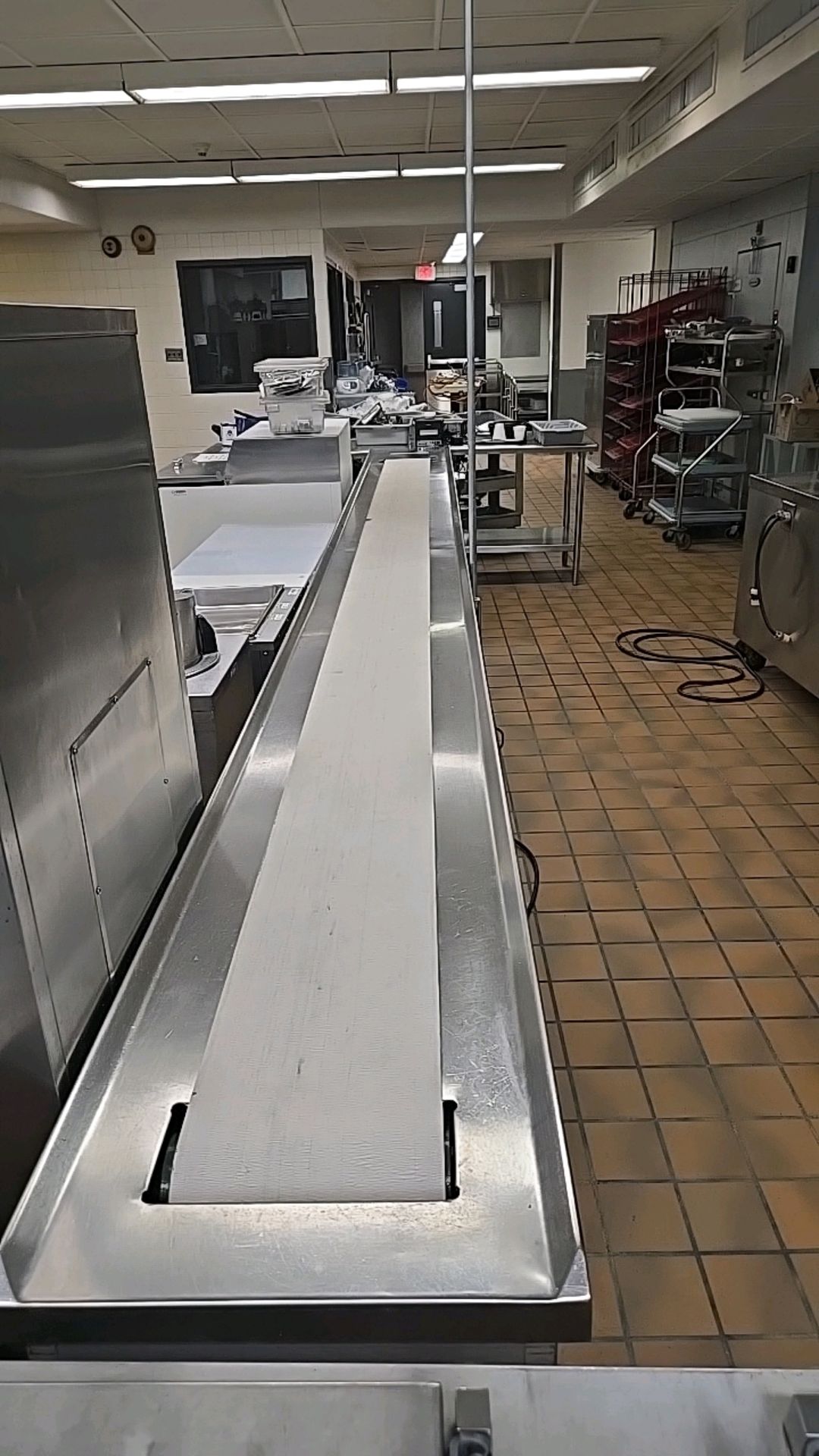 AUTOMATED CONVEYOR SYSTEM WITH CONNECTED T-SHAPE TABLE