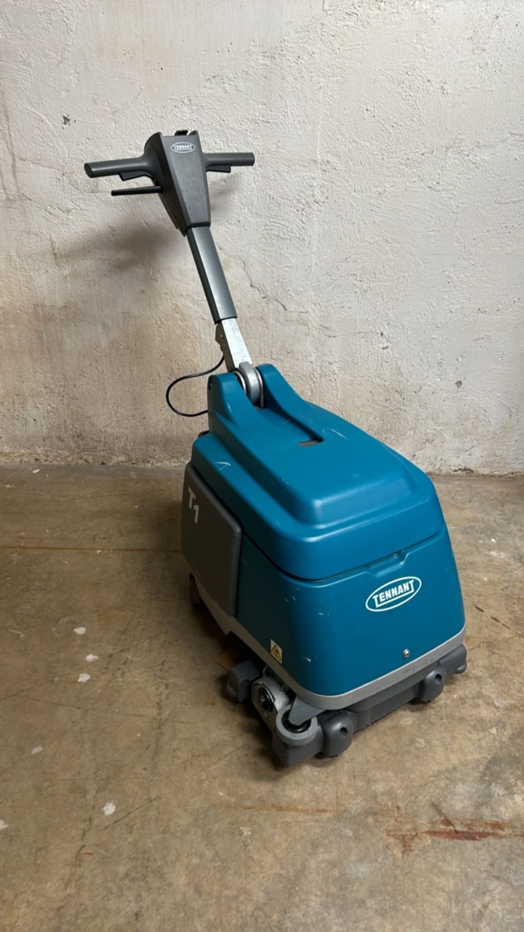 TENNANT T1 FLOOR SCRUBBER