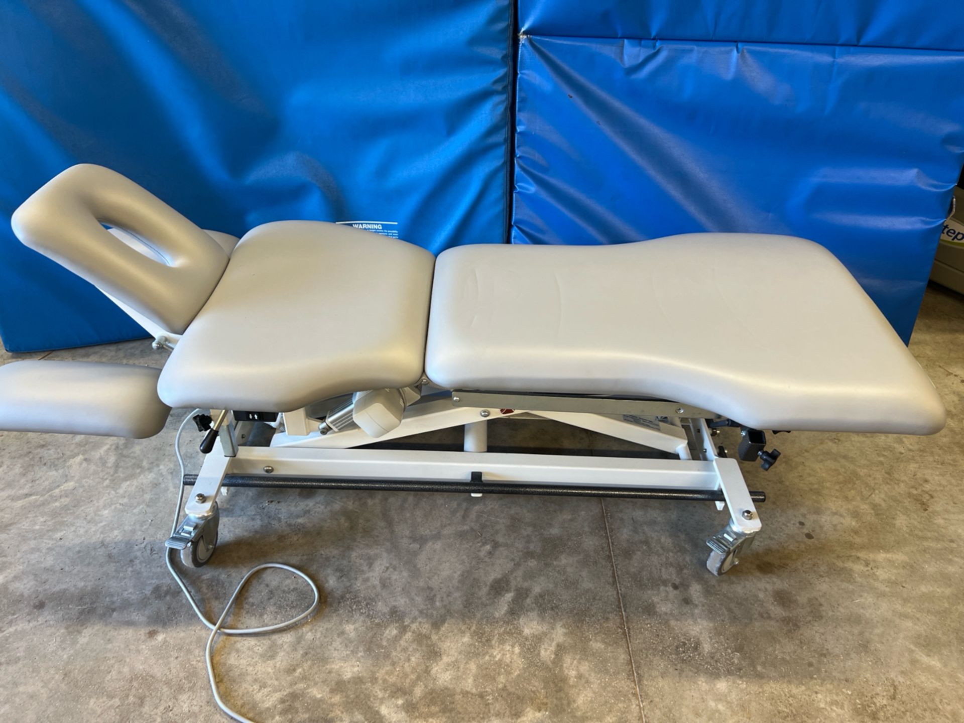 ARMEDICA 81551597 POWER THERAPY TABLE WITH INTEGRATED FOOT CONTROL