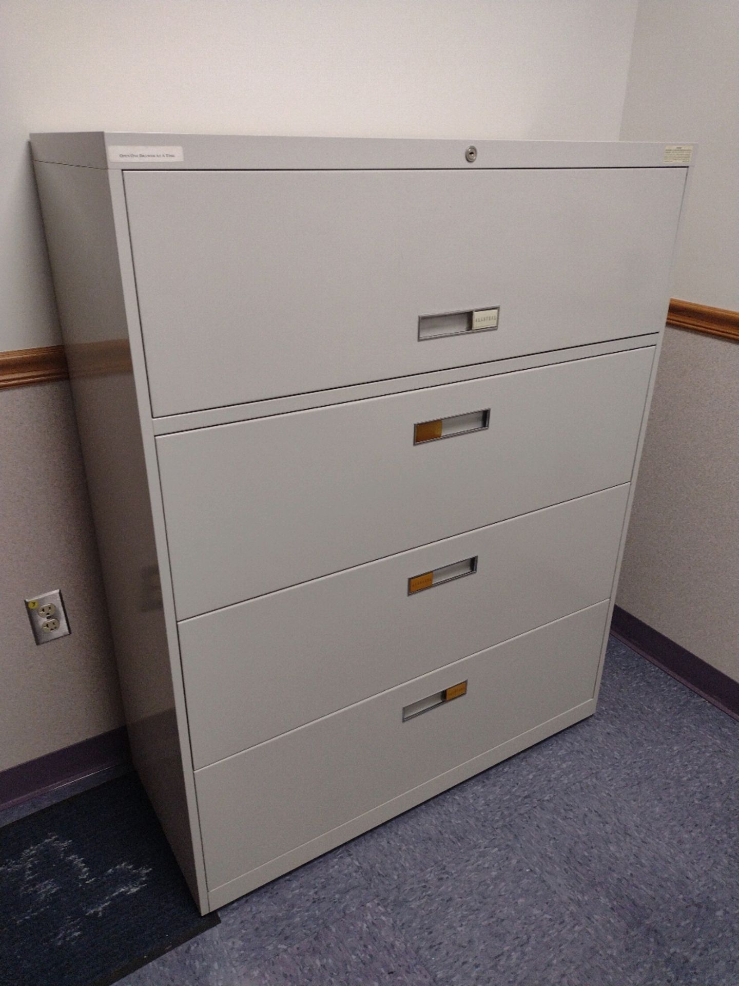 OFFICE TO INCLUDE: QTY. (2) DESKS, CHAIRS, END TABLE, 2-DOOR CABINET, FILE CABINET (IT EQUIPMENT NOT - Bild 3 aus 5